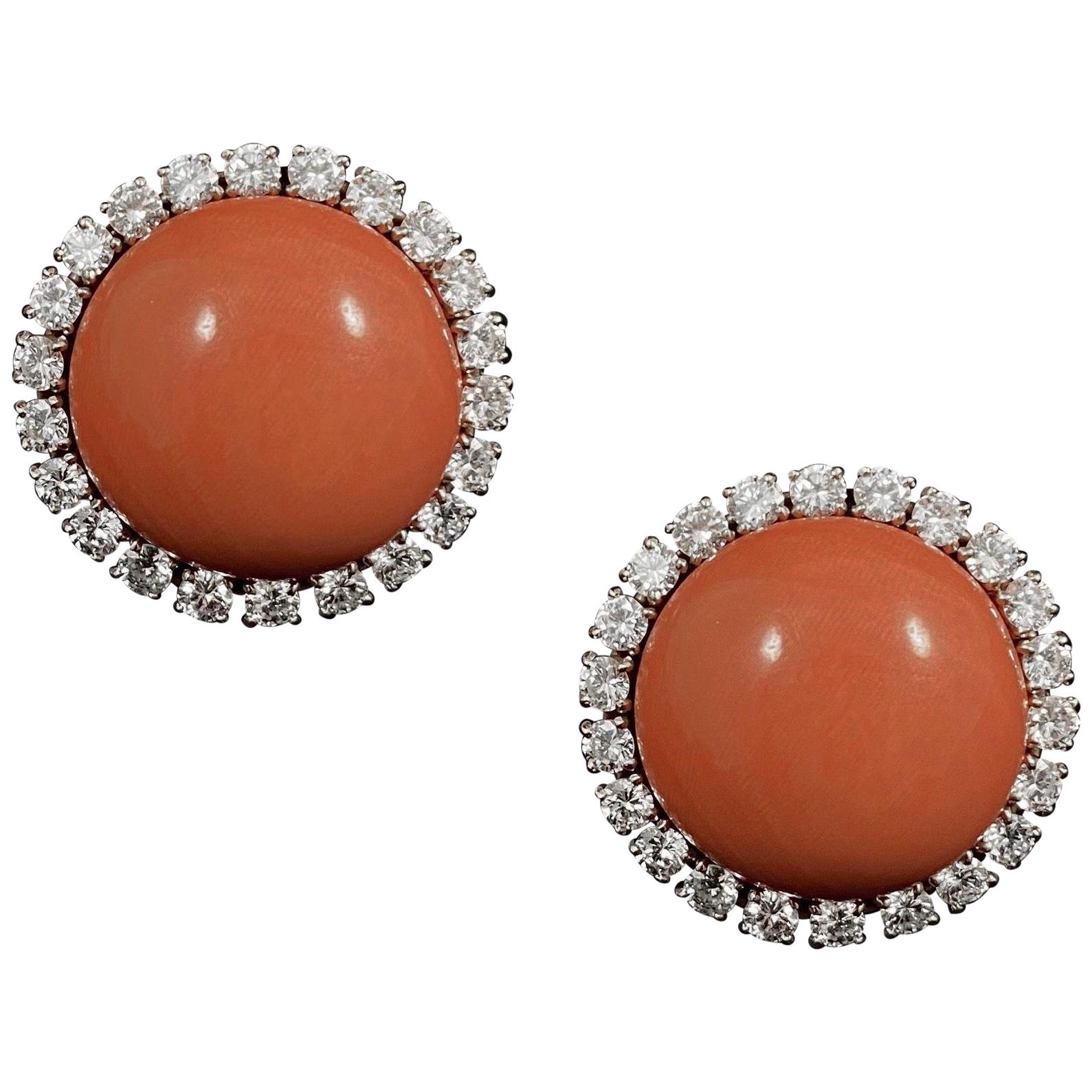 Cartier Clips d'oreilles circulaires en or jaune avec diamants et corail précieux, années 1960