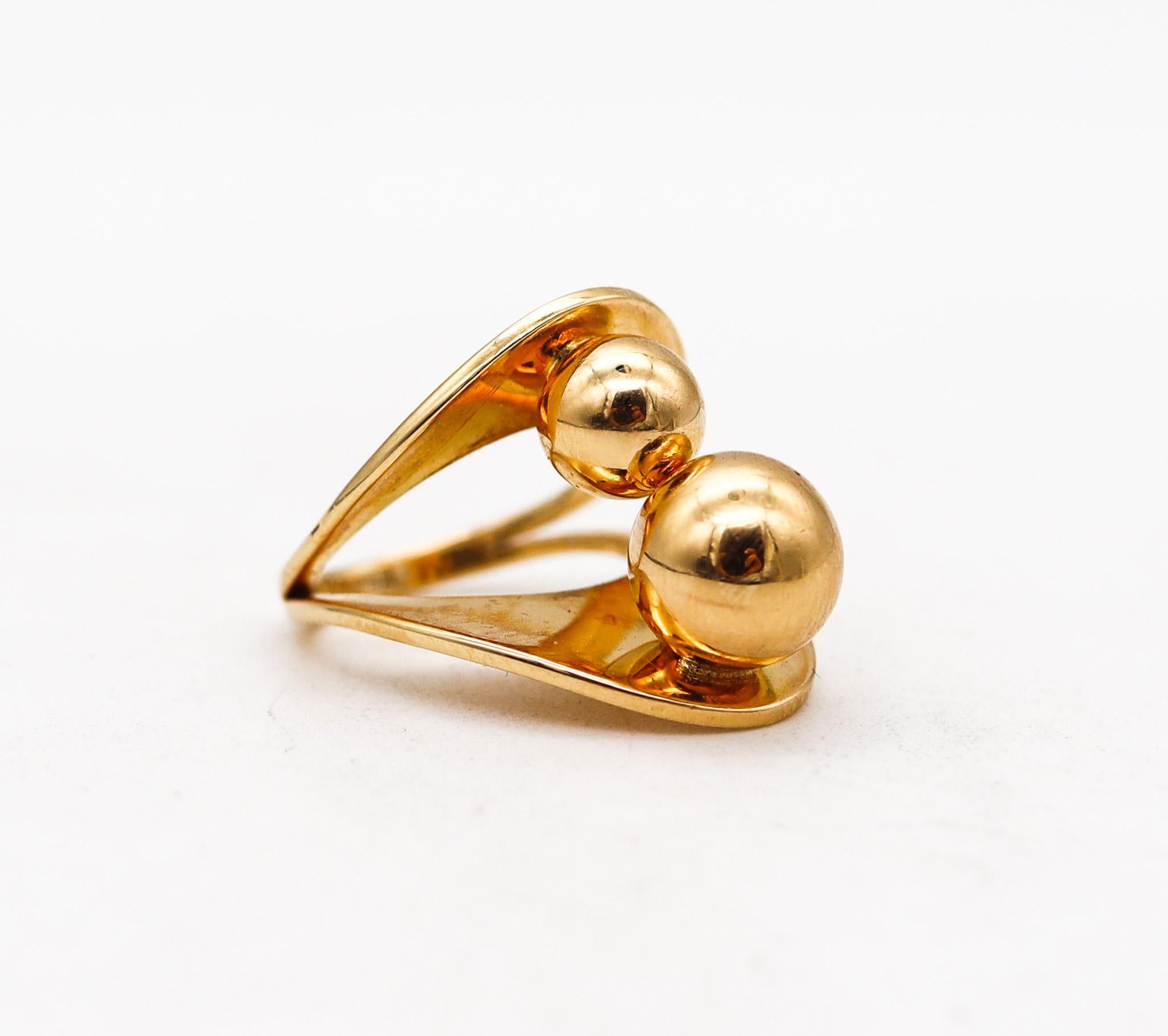 Sculptural ring designed by Dinh Van for Cartier.

A stunning very rare ring, created back in the late 1960's by the artist Jean Dinh Van for the house of Cartier. This sculptural piece has been crafted in solid yellow gold of 18 karats with high