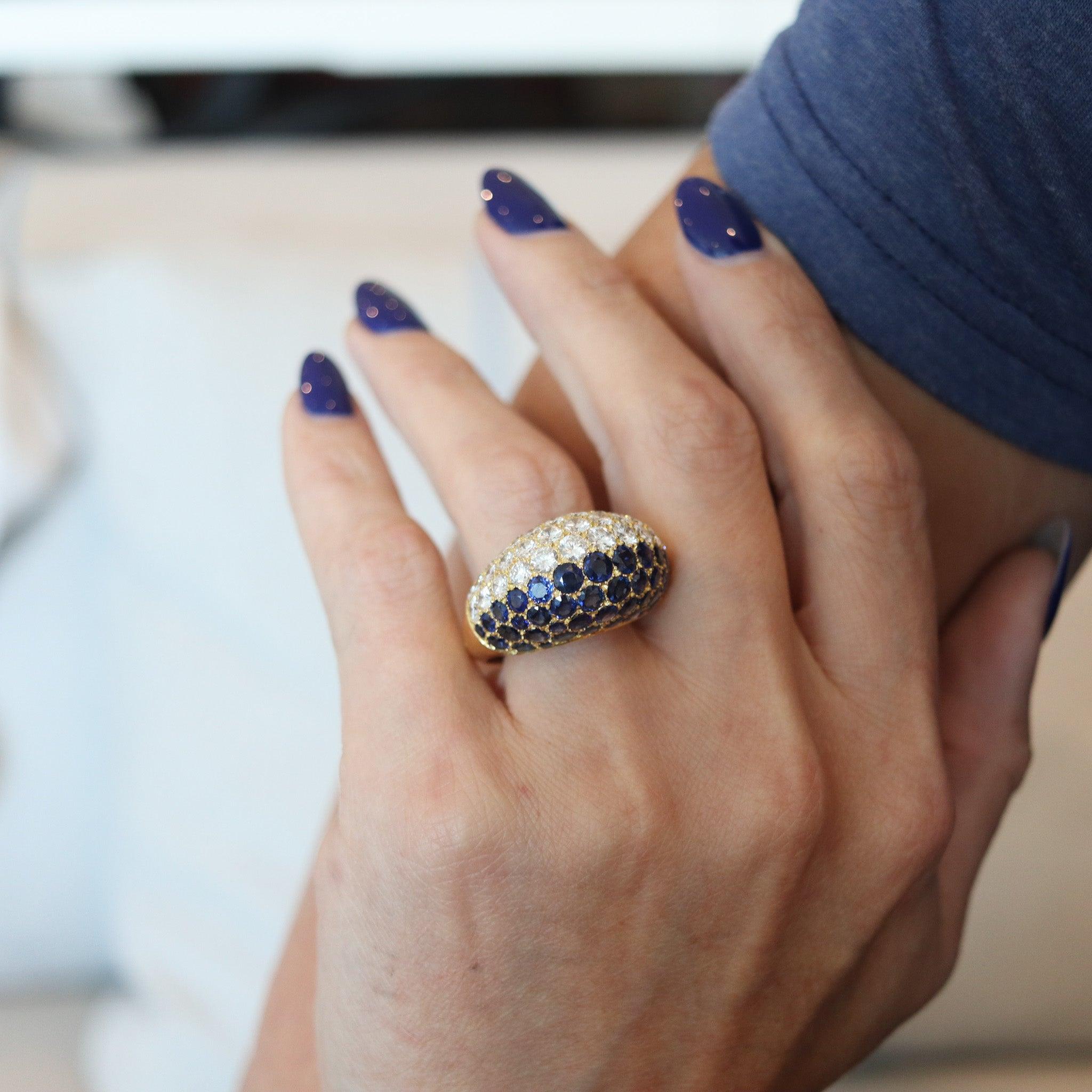 Anello da cocktail bombato bombato disegnato da Cartier.

Si tratta di un favoloso anello da cocktail bombato creato dalla casa di gioielli Cartier alla fine degli anni '60 e all'inizio degli anni '70. L'anello è estremamente raro ed è stato
