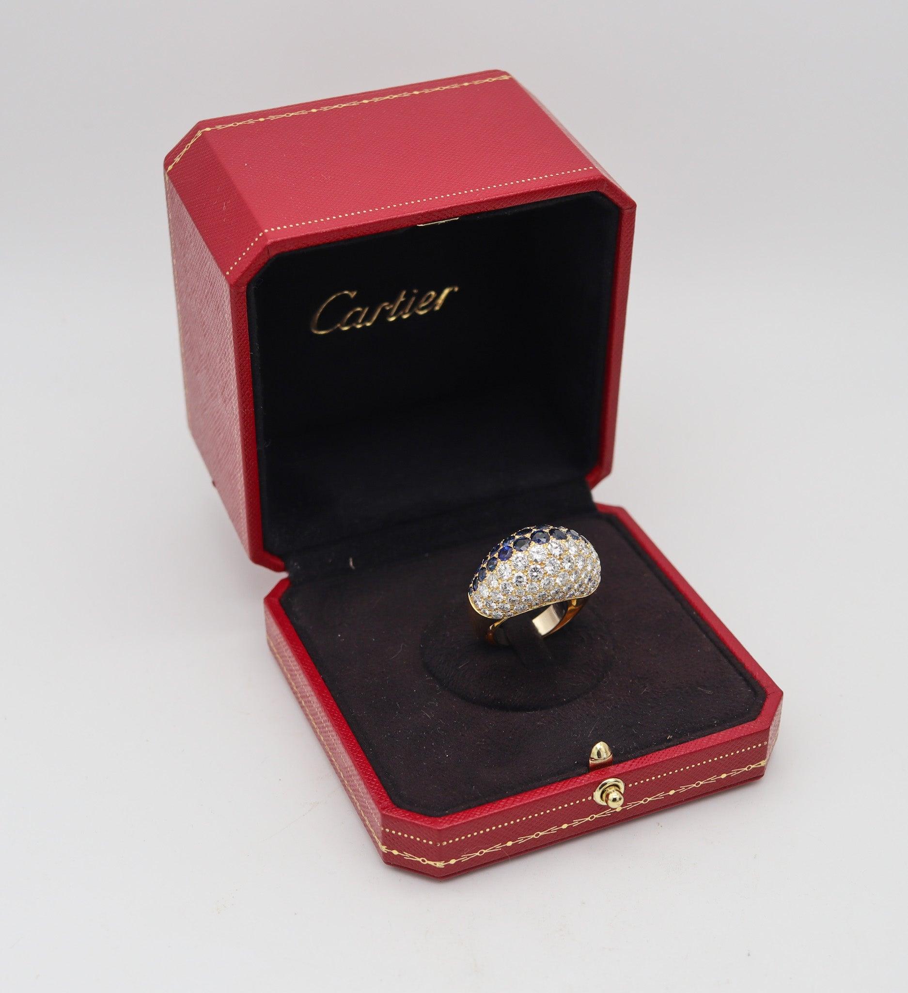Modernista Cartier 1970 Anello da cocktail Bombé in oro 18Kt con zaffiri e diamanti da 12 Ctw in vendita