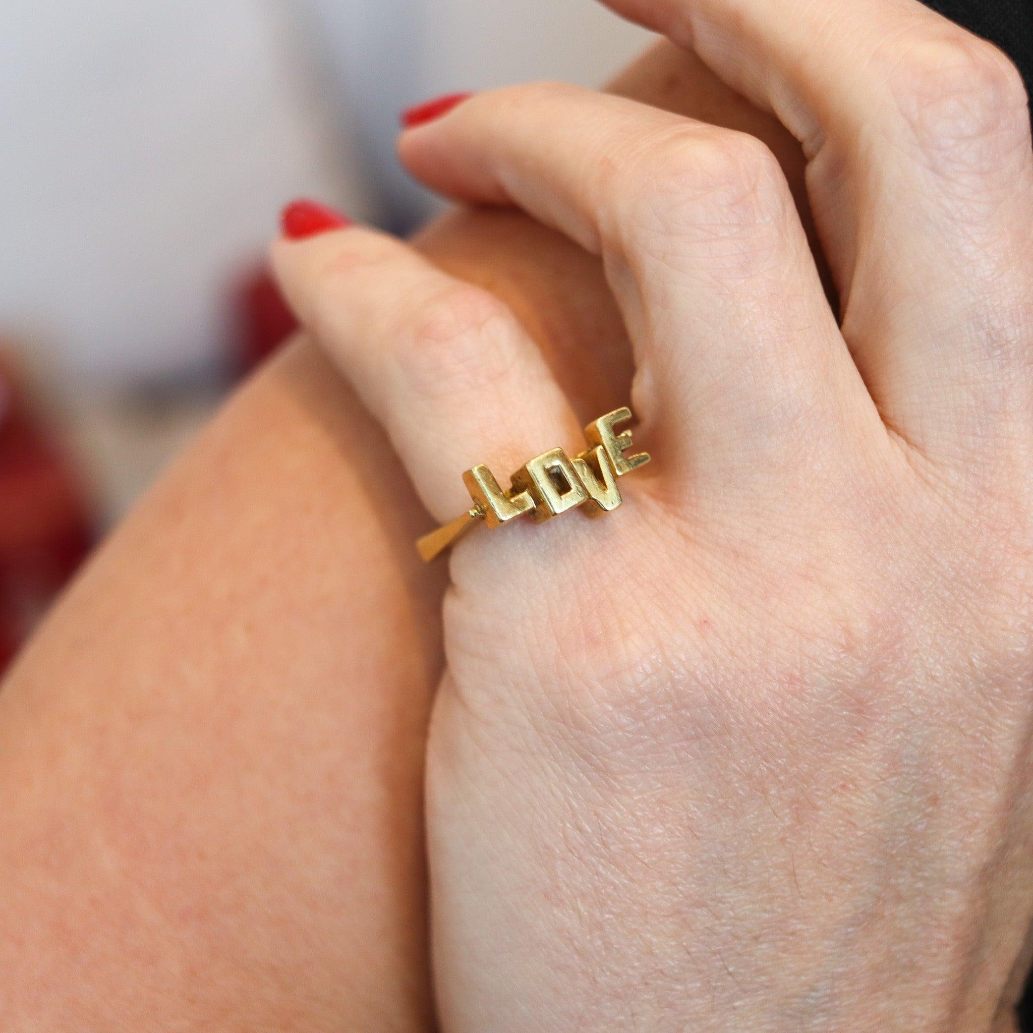 Anillo de amor diseñado por Aldo Cipullo para Cartier.

Se trata de un anillo extremadamente raro, creado en la ciudad de Nueva York por Aldo Cipullo para la casa de joyería Cartier, allá por 1969-1970. El escurridizo anillo se ha diseñado con