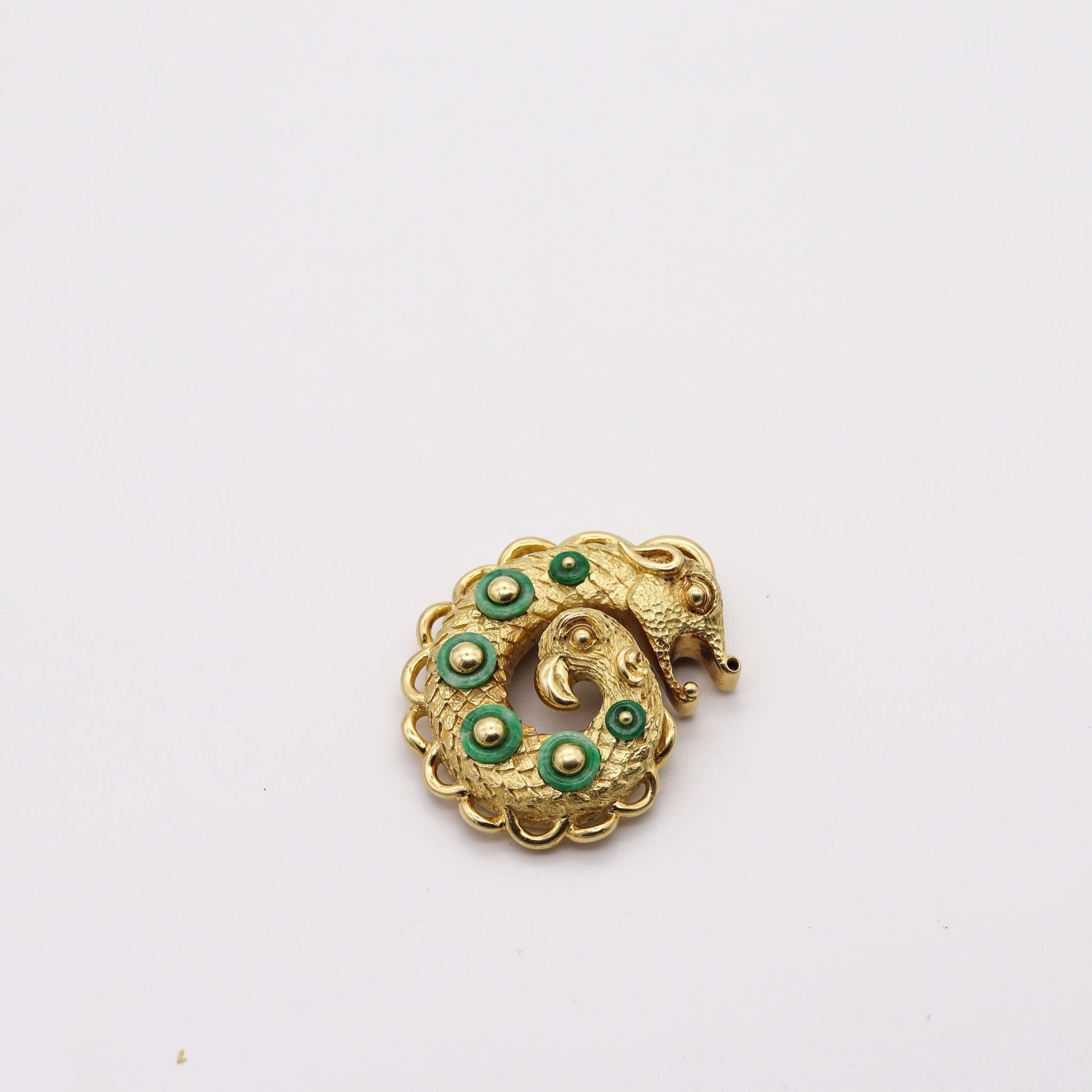 CARTIER 1970 By Bill Smith Pendant In 18Kt Yellow Gold with Green Jadeites In Excellent Condition For Sale In Miami, FL