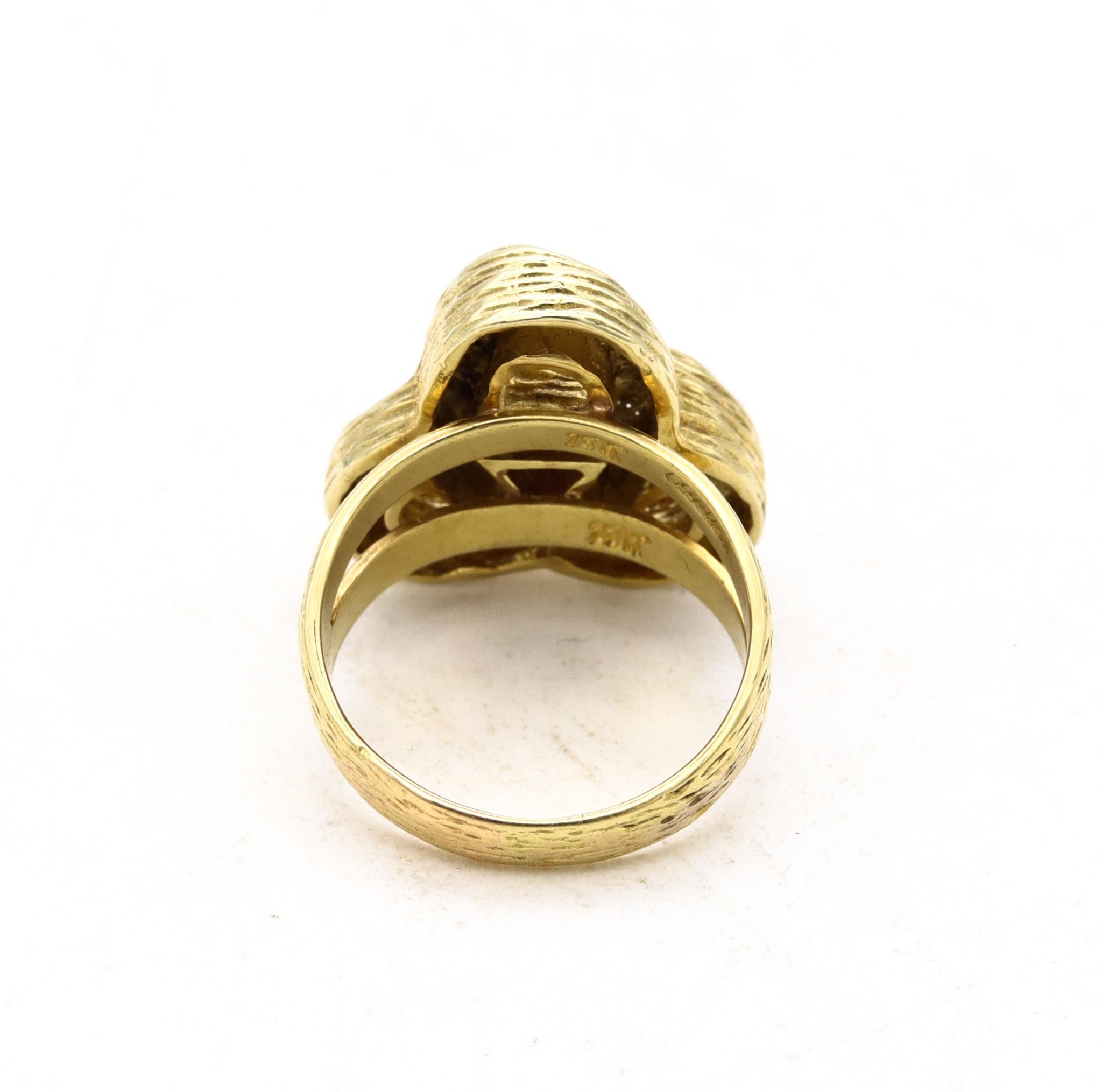 Cartier 1970 Celtic Triquetra Knot Ring in 18Kt Yellow Gold with VS Diamond In Excellent Condition In Miami, FL