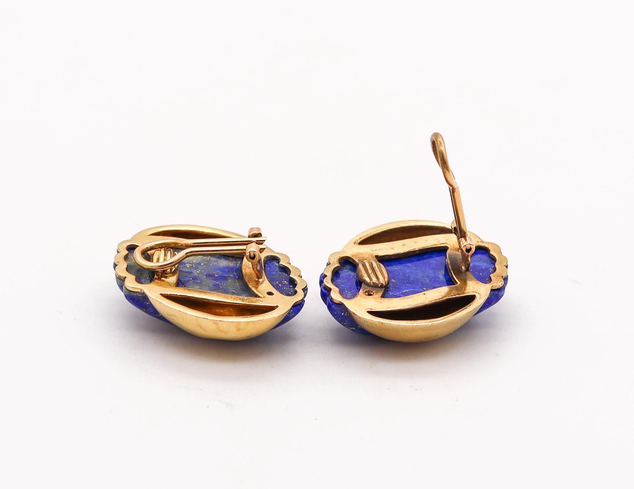 Modernist Cartier 1970 Clips-on Earrings In 18Kt Yellow Gold And Fluted Lapis Lazuli For Sale