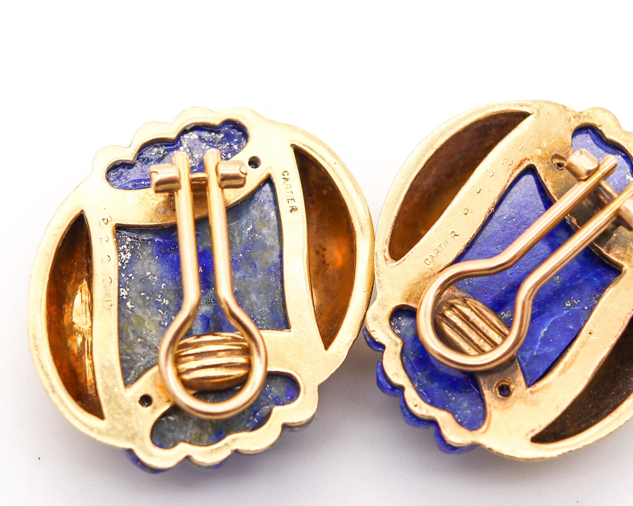 Cabochon Cartier 1970 Clips-on Earrings In 18Kt Yellow Gold And Fluted Lapis Lazuli For Sale