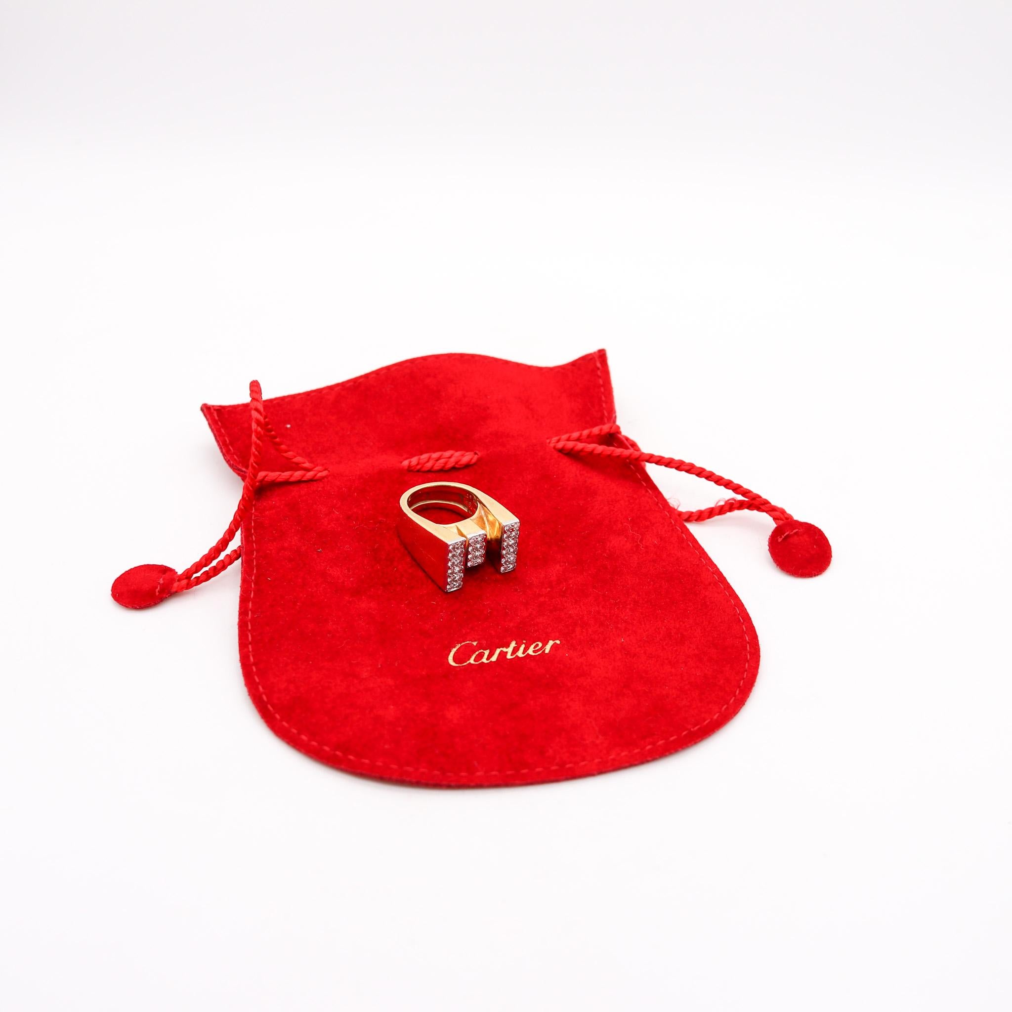 Geometrischer Cocktailring, entworfen von Cartier.

Bei diesem seltenen Cocktailring dreht sich alles um Geometrie und Volumen. Dieser Ring wird Roger Lucas für das Schmuckhaus Cartier in den 1970er Jahren zugeschrieben und sorgfältig mit einem