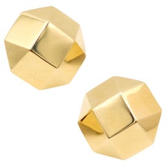 Clips d'oreilles CARTIER 1970 à facettes géométriques en or jaune massif 18 carats