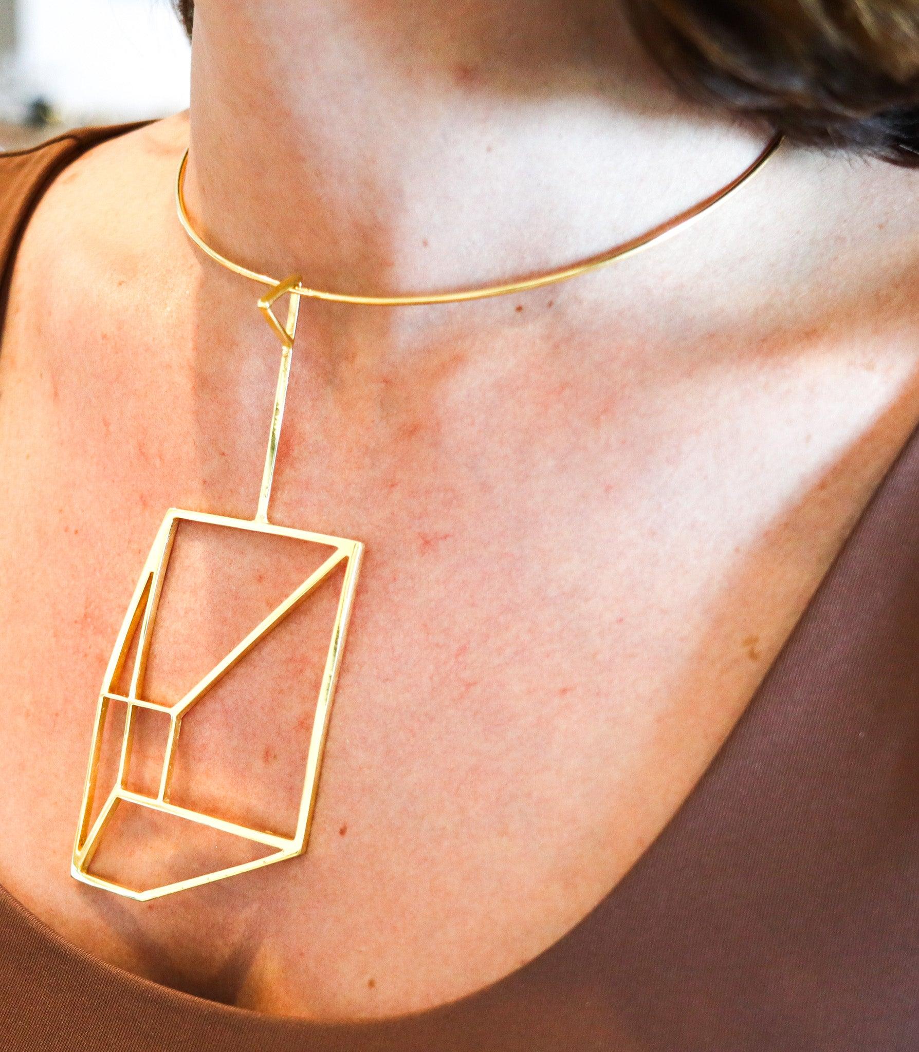 Pendentif sculptural géométrique conçu par Cartier.

Il s'agit d'un fabuleux pendentif sculptural inédit, créé par la maison de joaillerie française Cartier dans les années 1970. Ce pendentif rare et unique en son genre est assez grand et a été