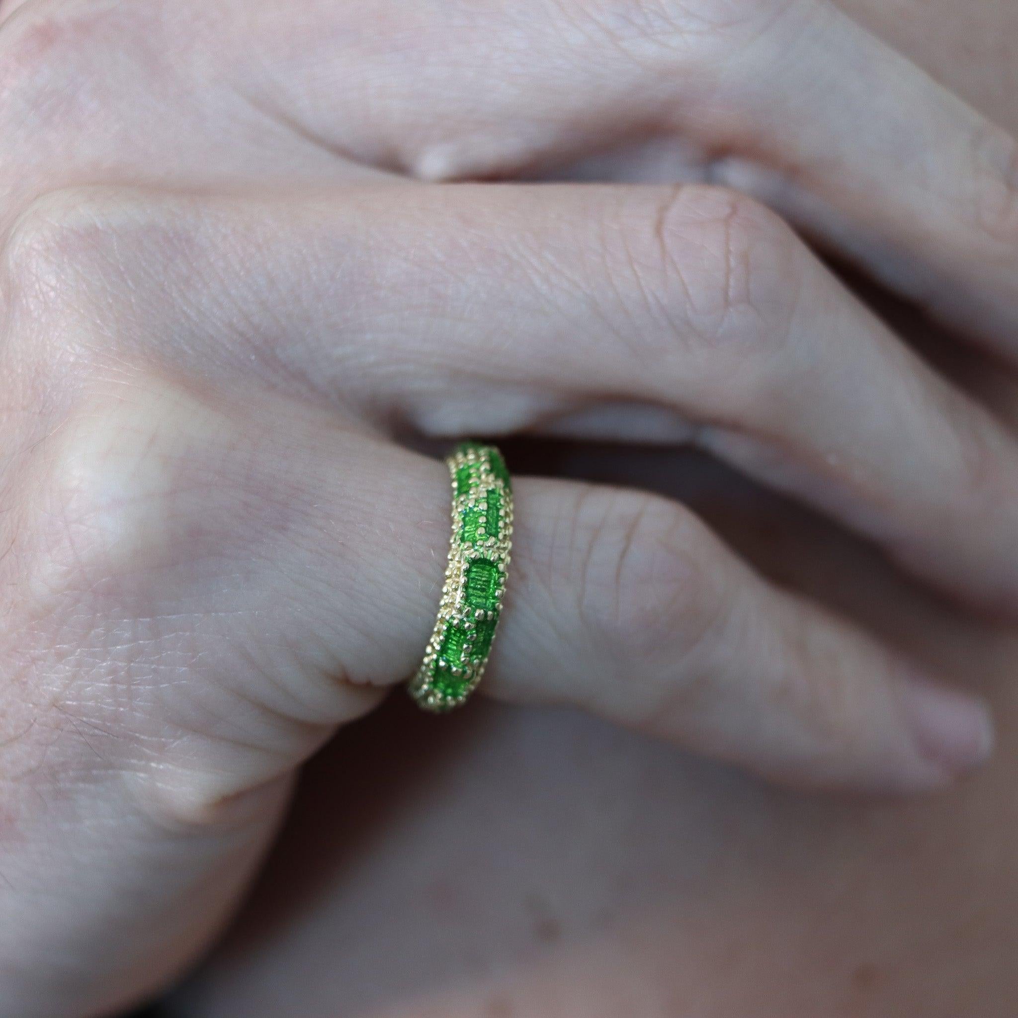 Un anillo esmaltado en verde diseñado por Cartier.

Se trata de un precioso anillo modernista, creado por la casa de joyería Cartier, allá por 1970. El anillo ha sido cuidadosamente elaborado en oro amarillo macizo de 18 quilates con acabado