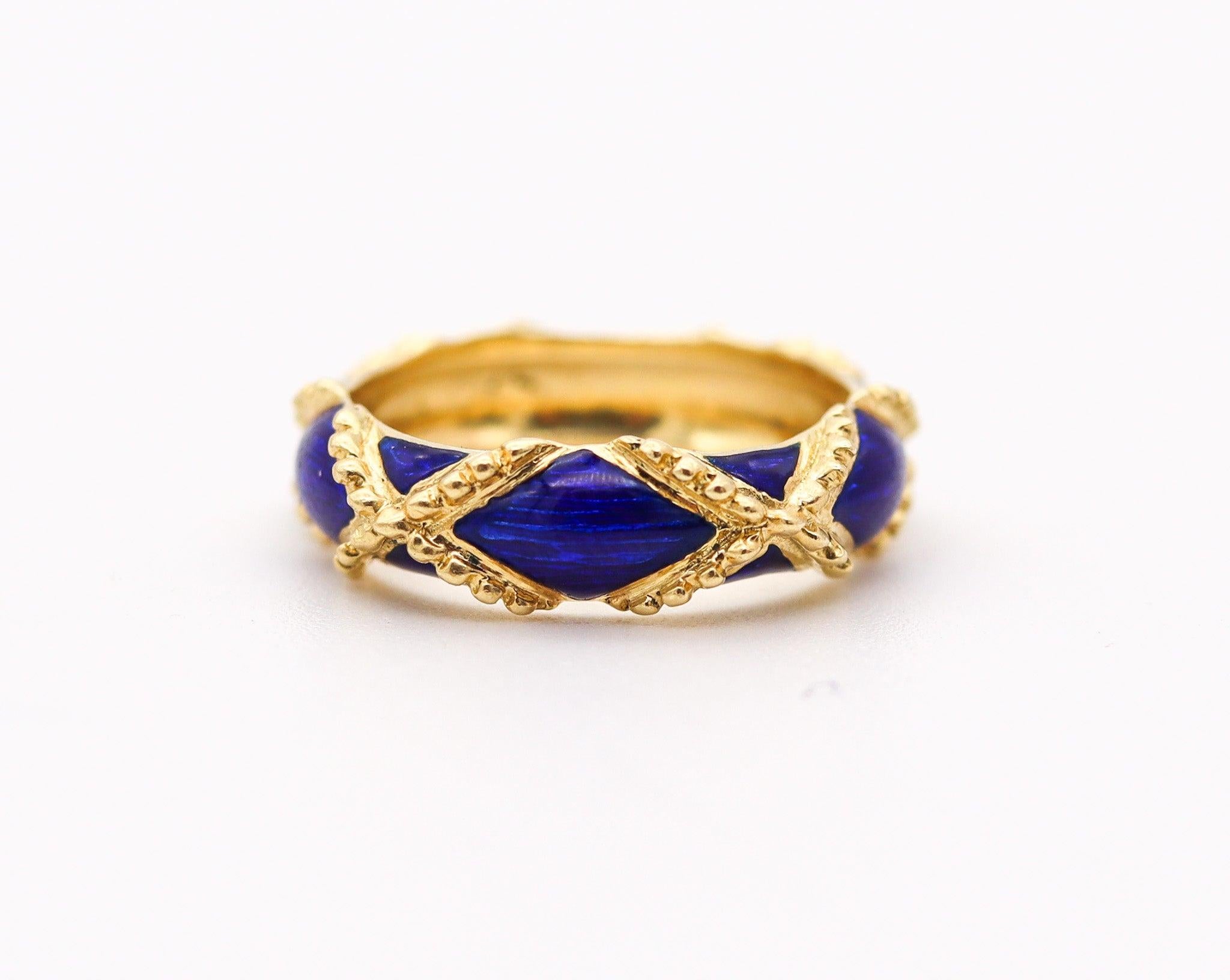 CARTIER 1970 Modernist Navy Blue Enameled Band Ring In 18Kt Yellow Gold In Excellent Condition For Sale In Miami, FL