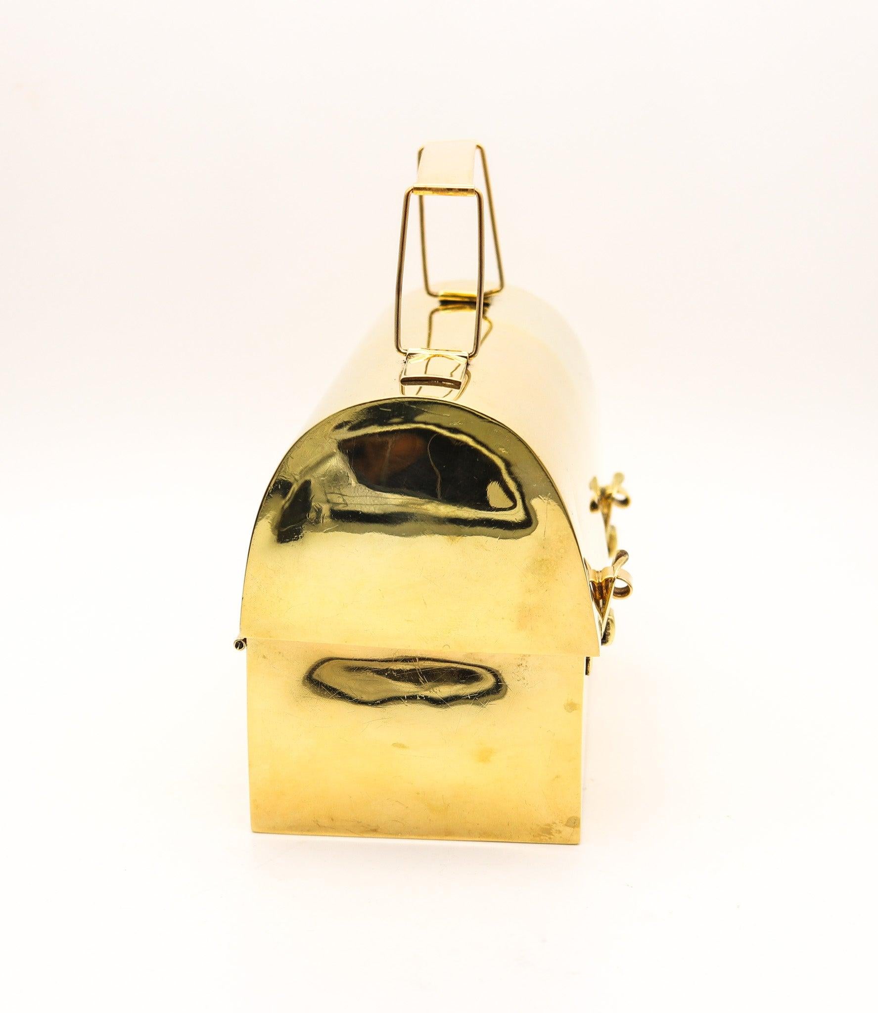 Monedero fiambrera diseñado por Cartier.

Se trata de un impresionante bolso de mano con forma de fiambrera diminuta, creado por la casa de joyería francesa Cartier en 1970. Esta sorprendente fiambrera modernista ha sido cuidadosamente elaborada en