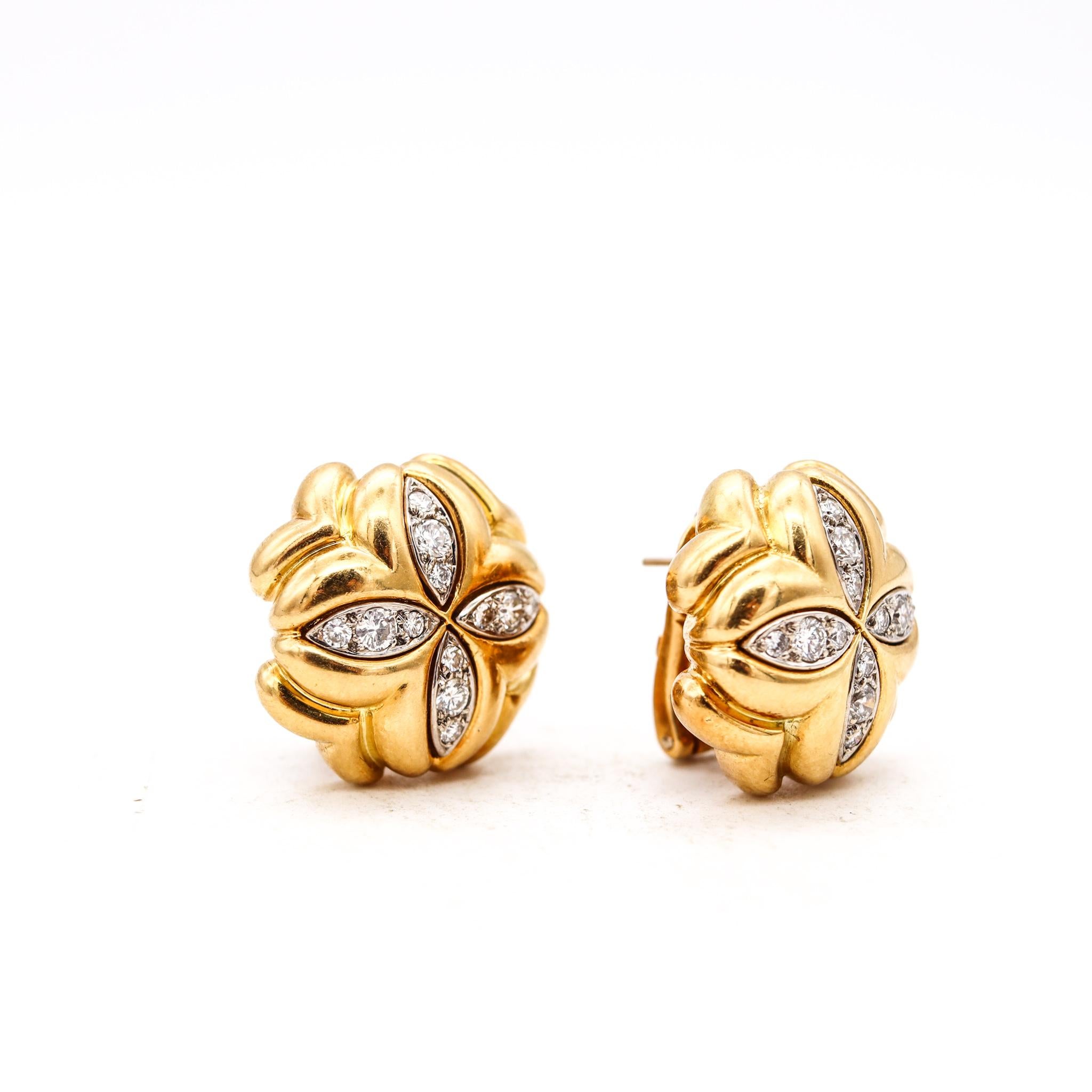 Cartier 1970 Pair Of Clovers Clips Earrings In 18Kt Yellow Gold With VS Diamonds In Excellent Condition For Sale In Miami, FL