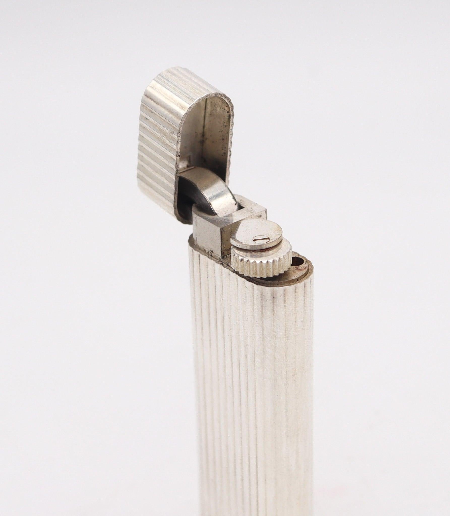 Cartier 1970 Paris Linear-Oval Pocket Butane Gas Lighter In Plaqué d'Argent In condizioni ottime in vendita a Miami, FL