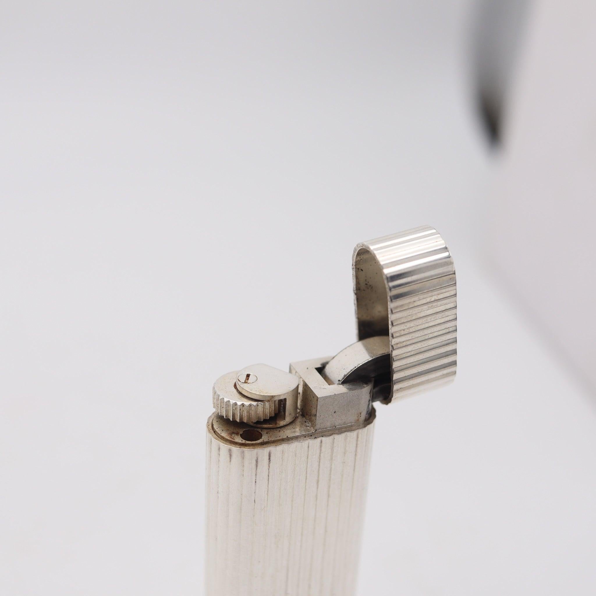 Fine XX secolo Cartier 1970 Paris Linear-Oval Pocket Butane Gas Lighter In Plaqué d'Argent in vendita