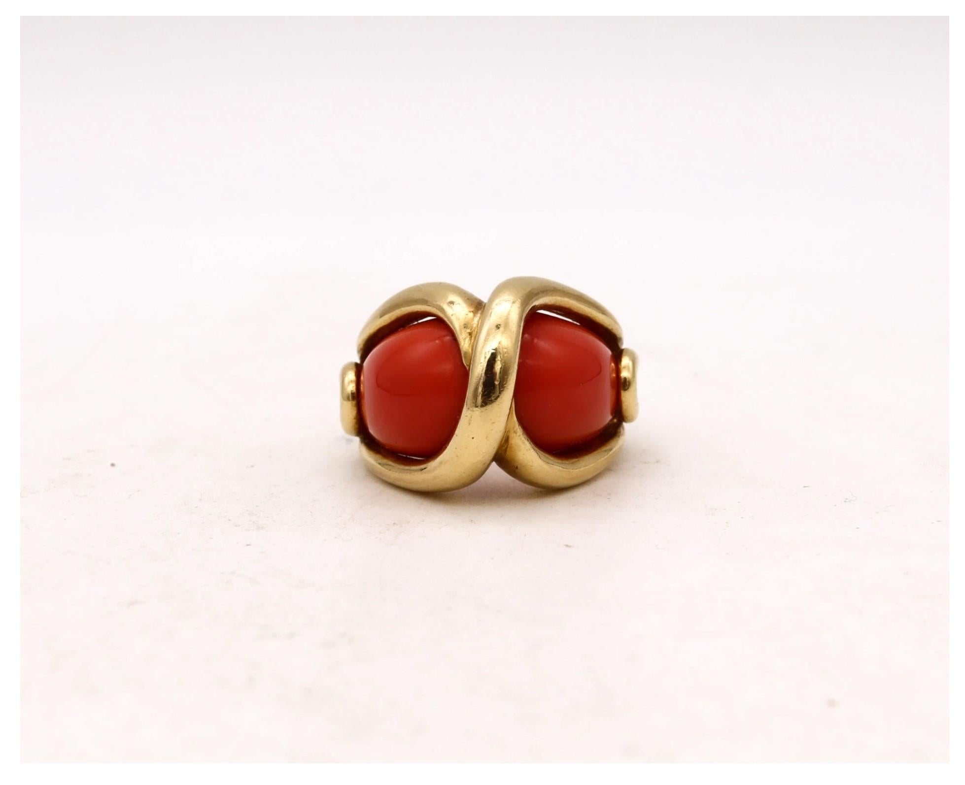 Moderniste Cartier Paris, bague cocktail rare en or jaune 18 carats avec cabochons de corail rouge, 1970 en vente