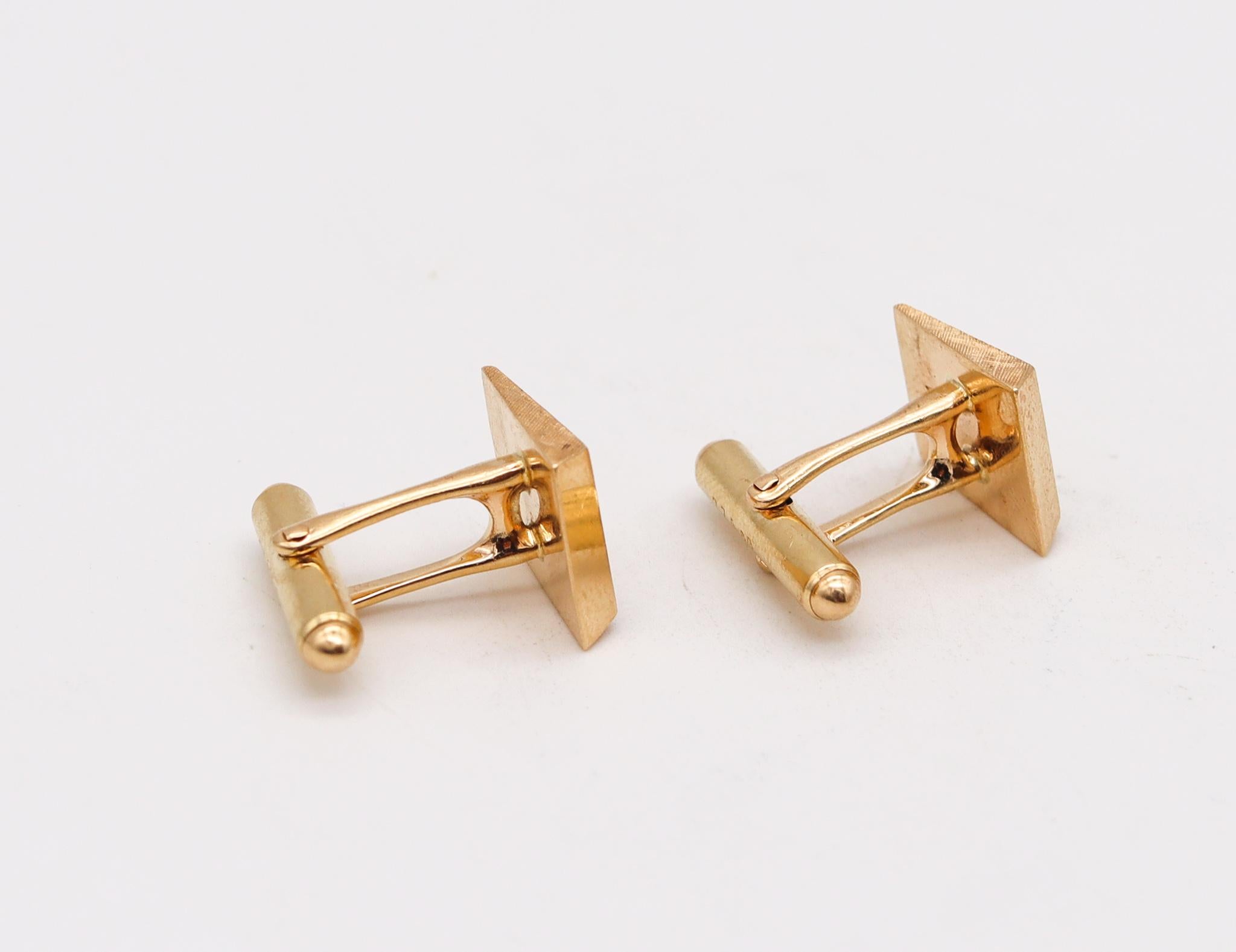 Cartier 1970 Retro Modernist Geometric Pair of Cufflinks in Brushed 14kt Gold In Excellent Condition For Sale In Miami, FL