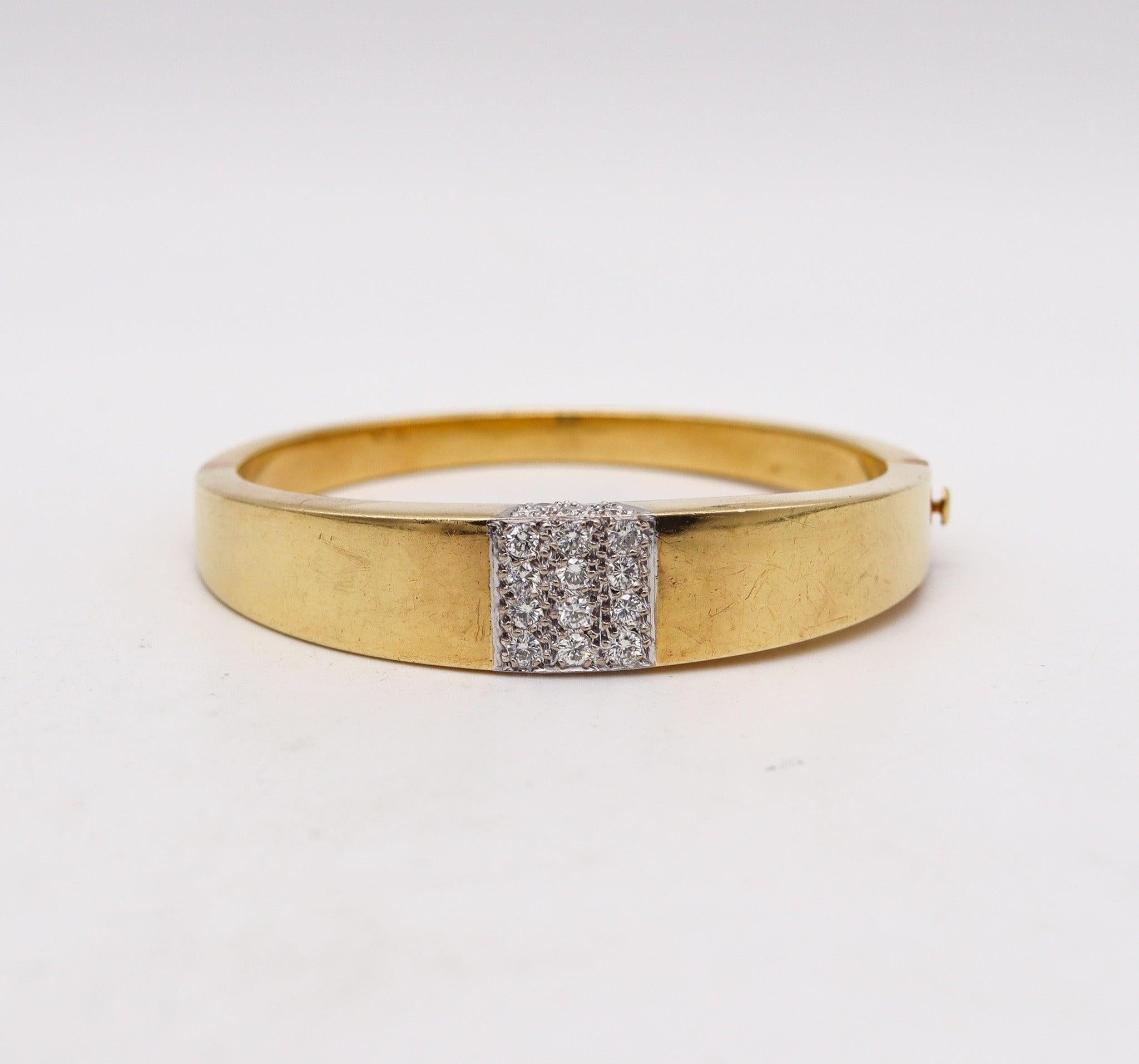 Taglio brillante Cartier 1970 Bracciale Roger Lucas in oro 18Kt e 1,76 carati di diamanti in vendita