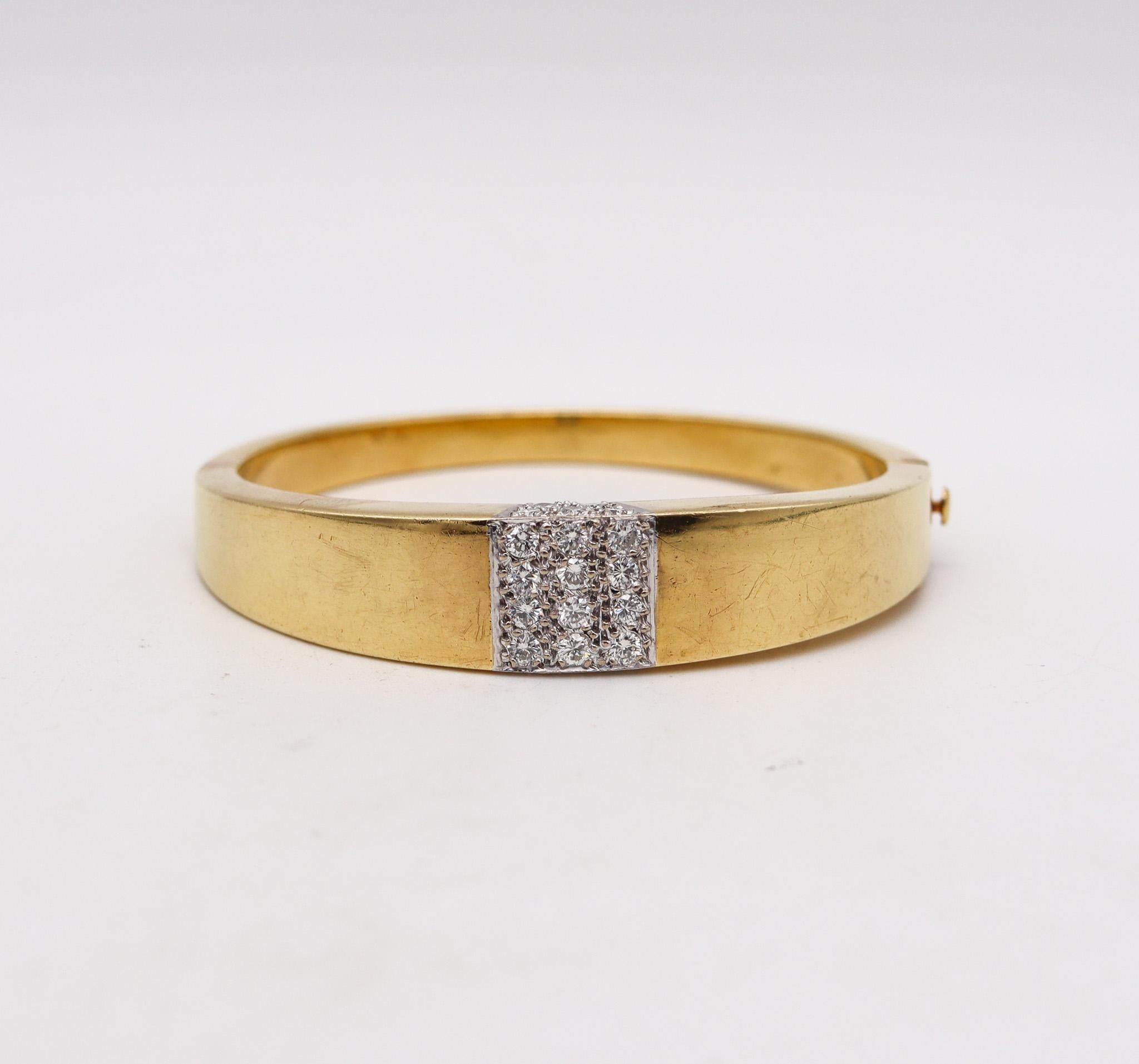 Moderniste Roger Lucas Bracelet jonc Cartier 1970 en or jaune 18 carats avec 1,76 carat de diamants en vente