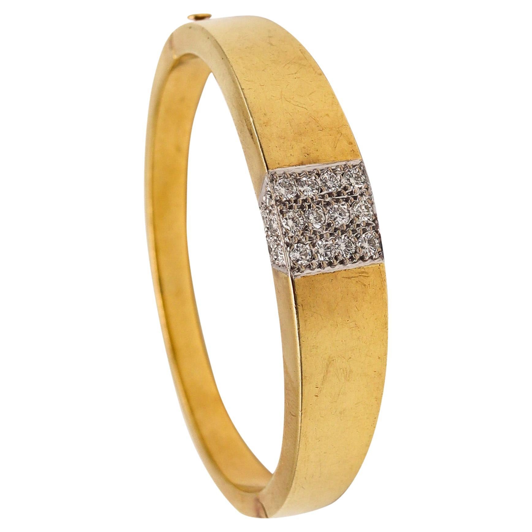 Roger Lucas Bracelet jonc Cartier 1970 en or jaune 18 carats avec 1,76 carat de diamants en vente