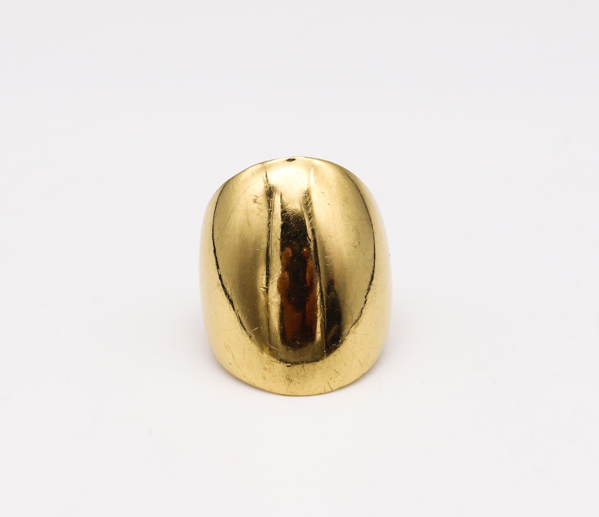 Cartier 1970 Sculptural Retro And Modernist Bold Ring In 18Kt Yellow Gold In Excellent Condition In Miami, FL