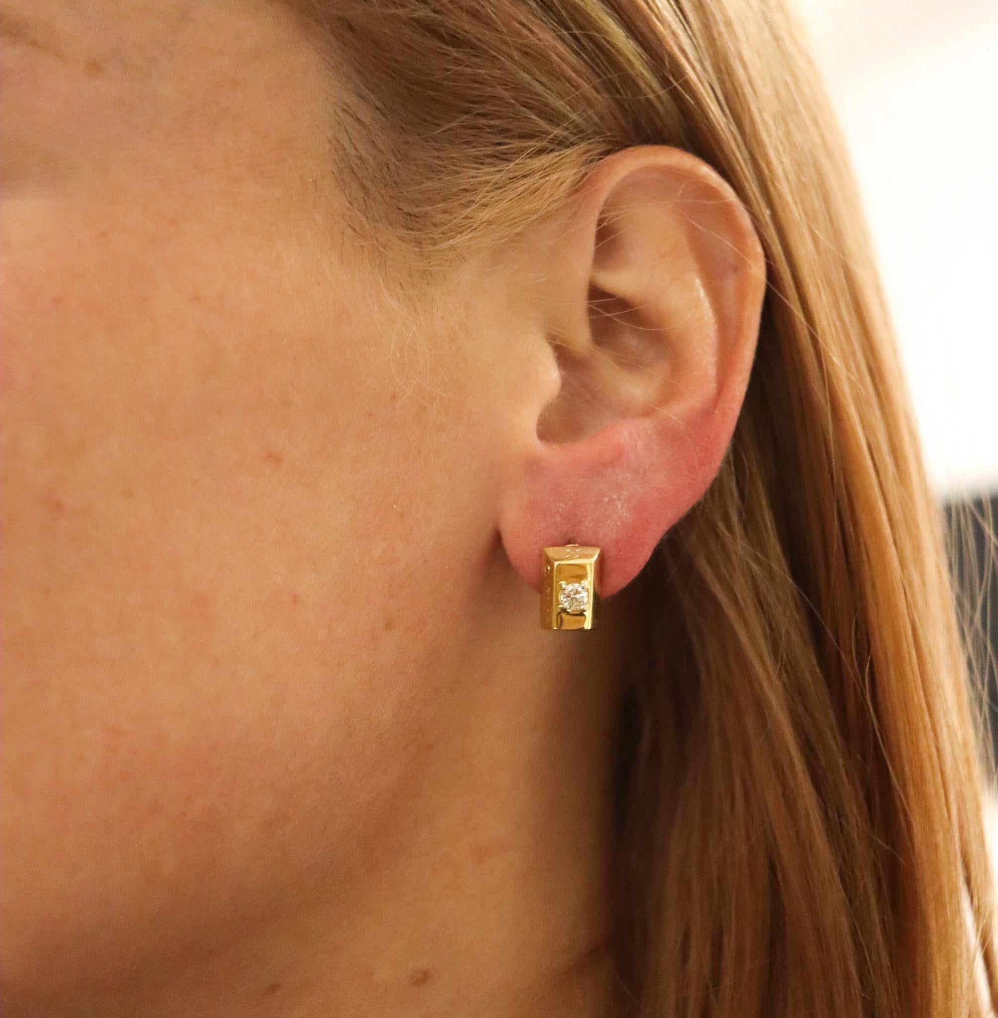 Boucles d'oreilles en forme de lingot conçues par Cartier.

Rare paire de boucles d'oreilles vintage en lingots de 1/8 d'once, créée par la maison de joaillerie Cartier, dans les années 1970. Ces boucles d'oreilles ont été réalisées sous la forme