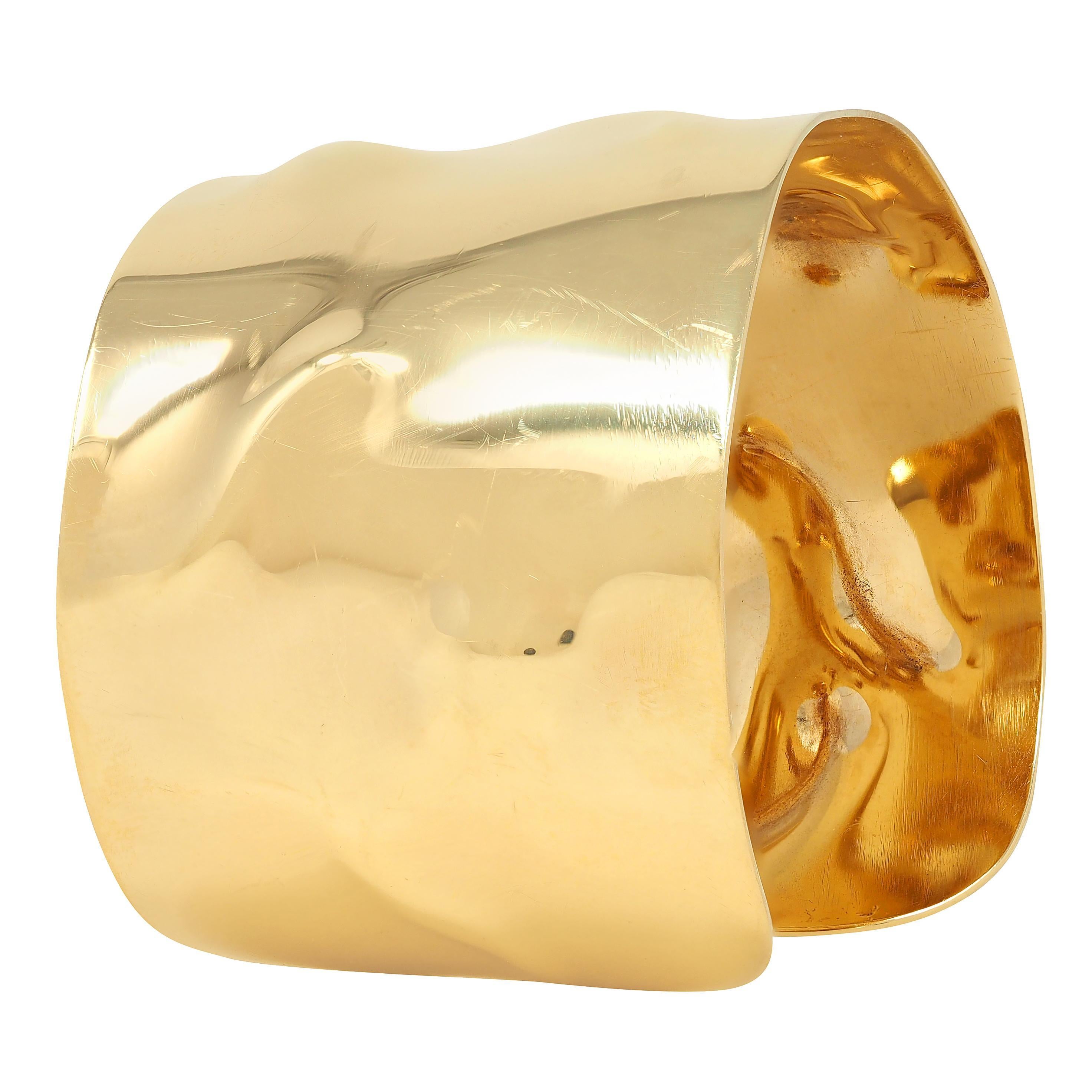 Cartier 1970's 18 Karat Gelbgold Vintage organische strukturierte Manschette Armband im Angebot 1