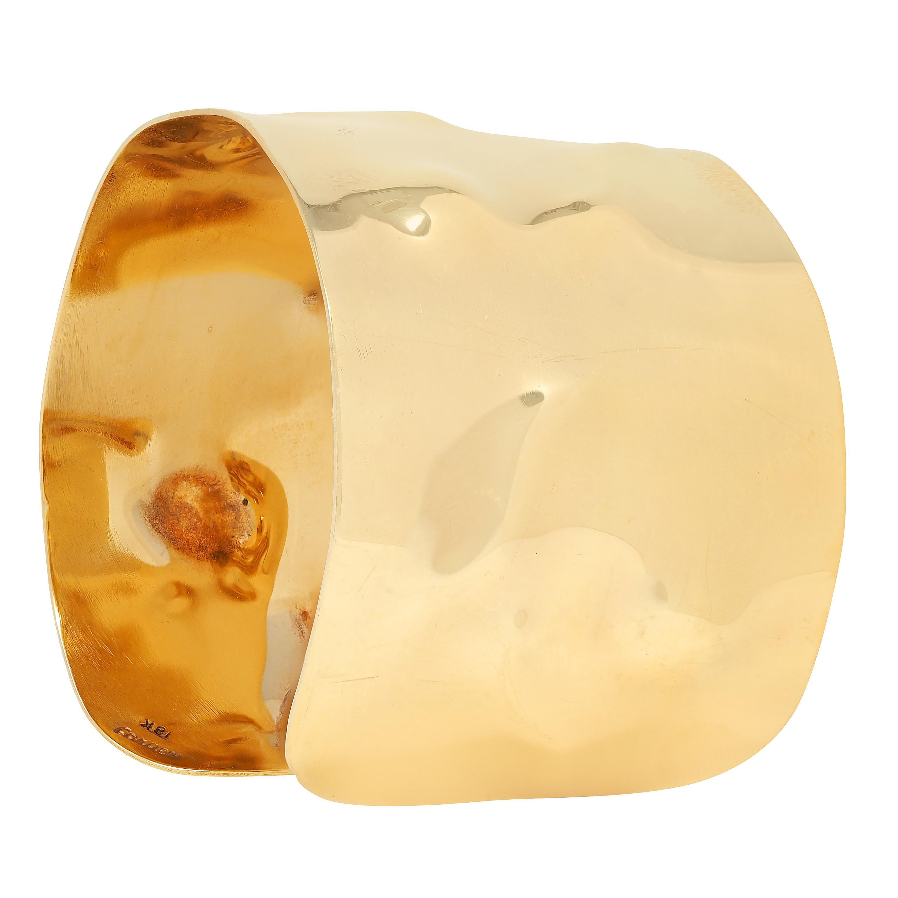 Cartier 1970's 18 Karat Gelbgold Vintage organische strukturierte Manschette Armband im Angebot 3