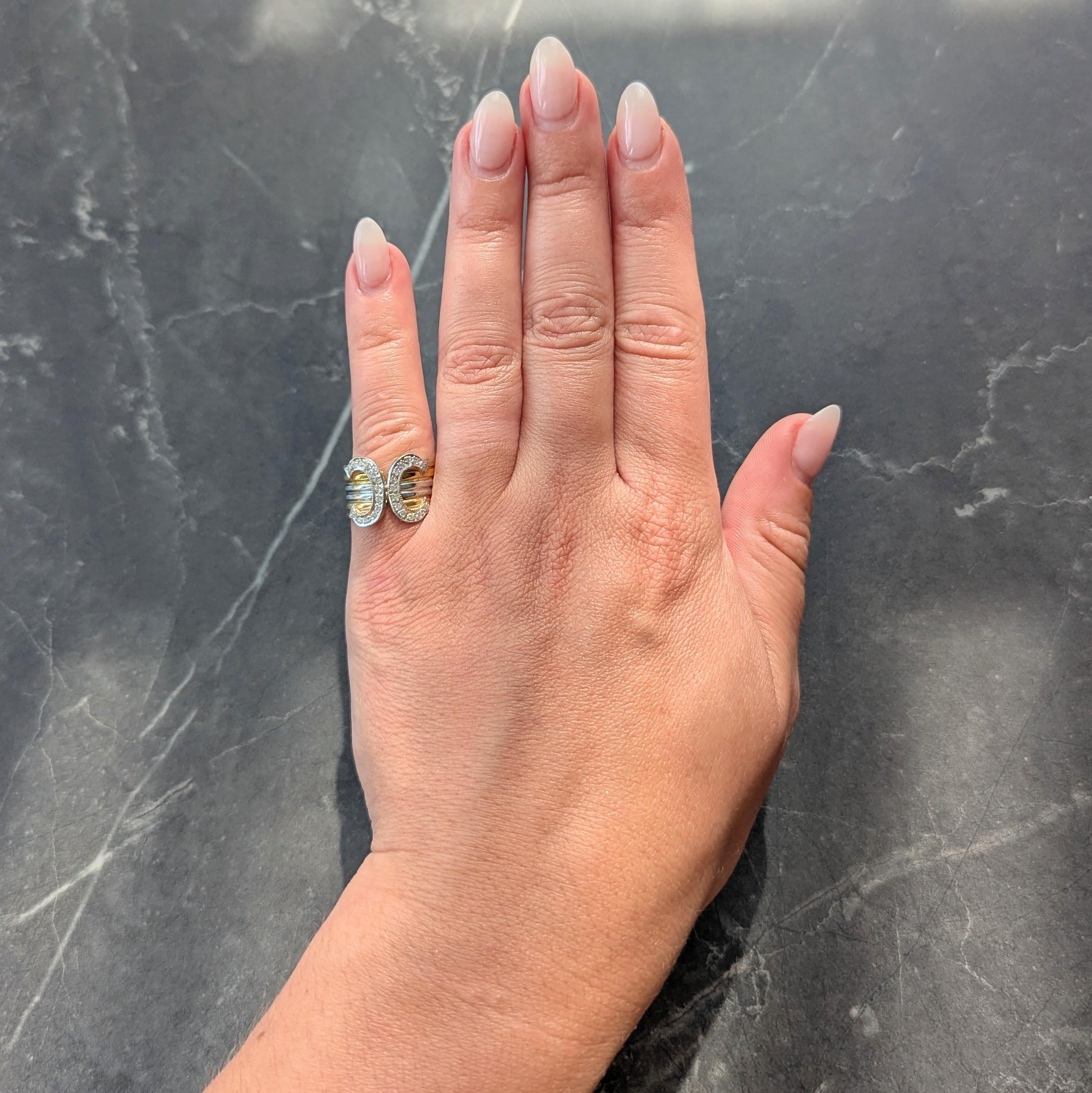 Progettato come un anello a fascia in stile bracciale, composto da scanalature in oro tridimensionale.
Oro giallo, rosa e bianco con terminali in platino con logo 
