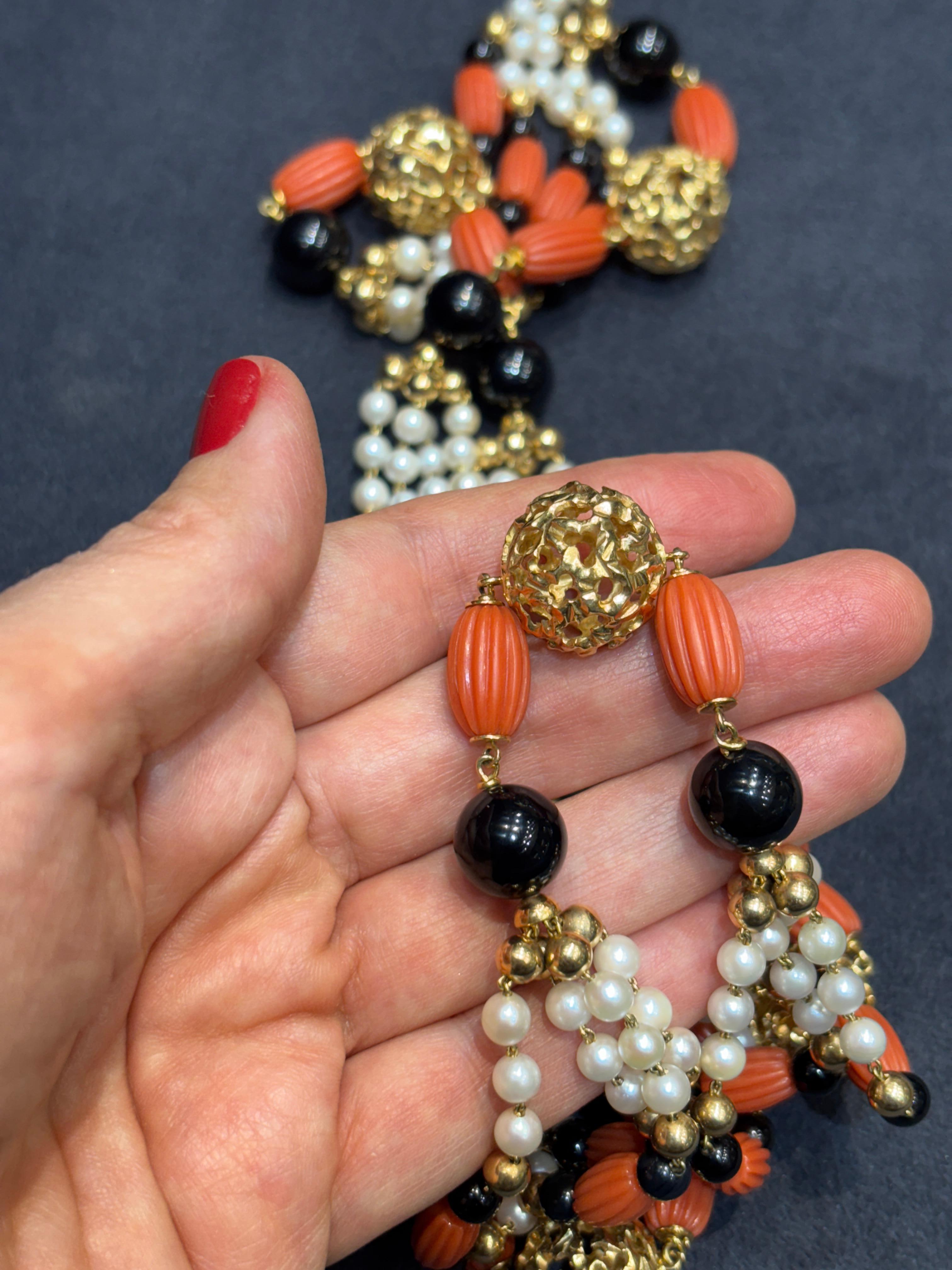 Perlina Sautoire Cartier anni '70 in onice, corallo, perle e oro 18 carati in vendita