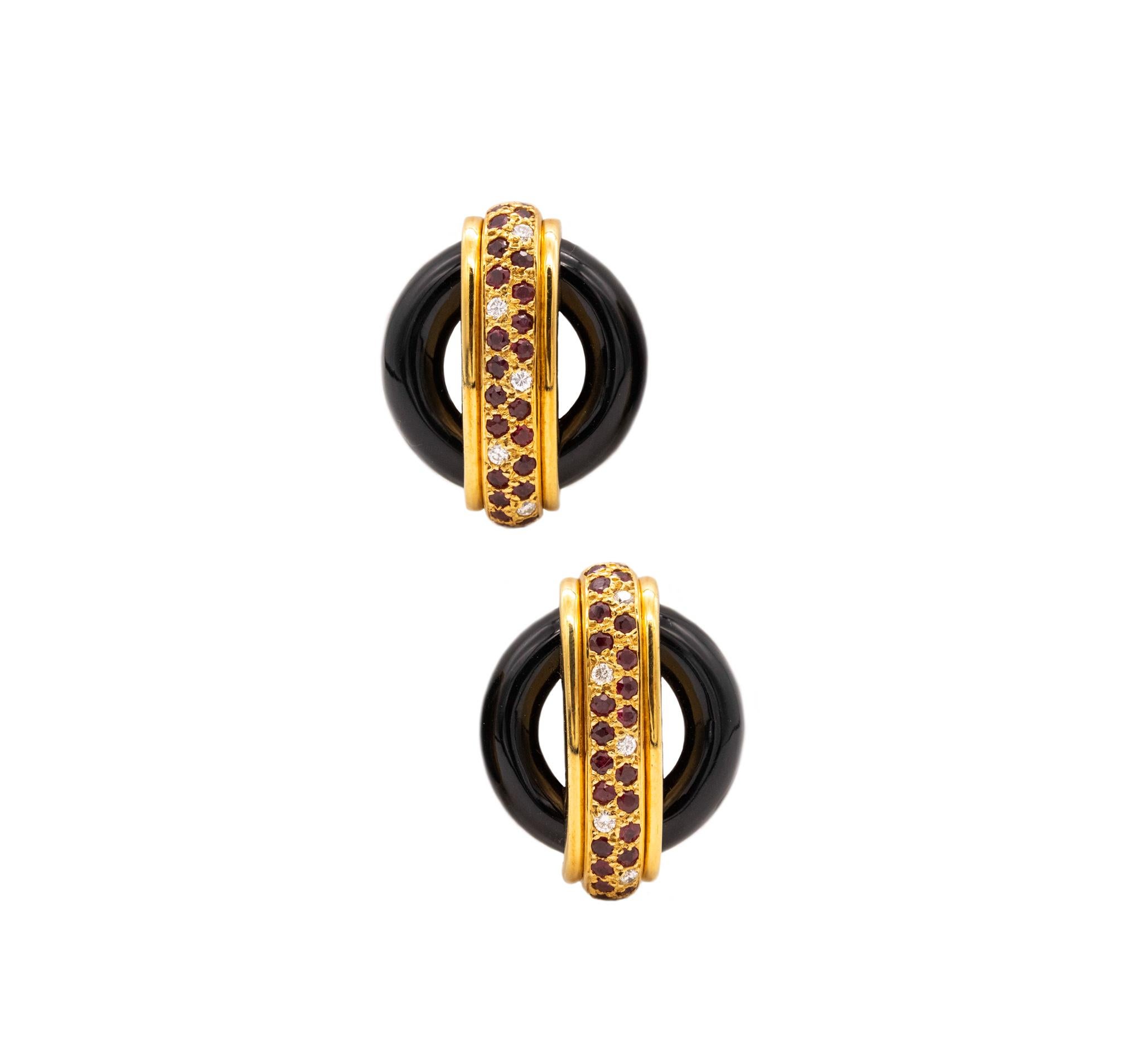 Pair of ear-clips designed by Aldo Cipullo for Cartier.

Very rare geometric round pieces created in 1974, in the city of New York by Aldo Cipullo, during his collaboration period with the house of Cartier (1969-1975) as a designer.

This pair is