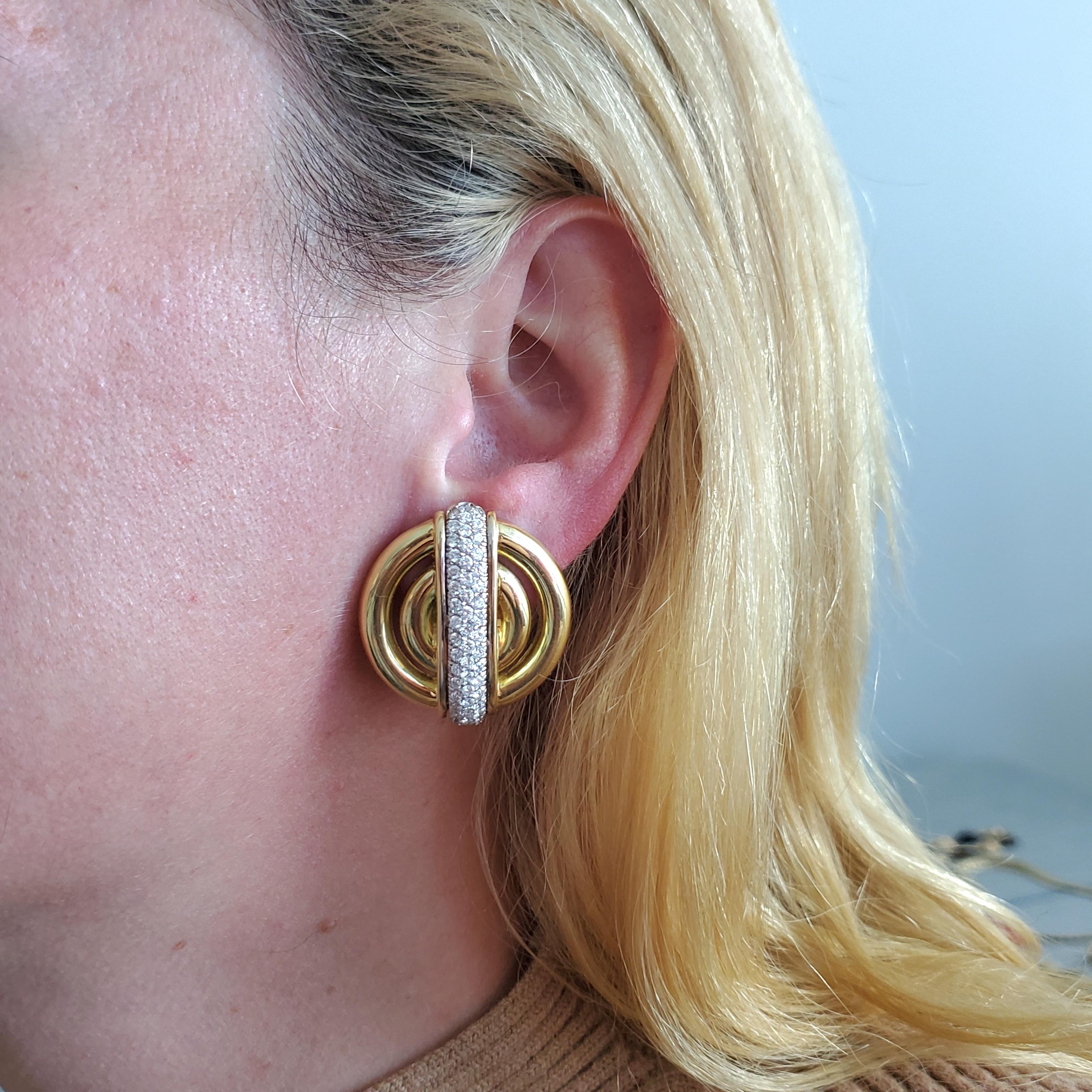 Pair of ear-clips designed by Aldo Cipullo for Cartier.

Very rare geometric round clip on earrings created in 1974, in the city of New York by Aldo Cipullo, during his collaboration period with the house of Cartier (1969-1975) as a designer. This