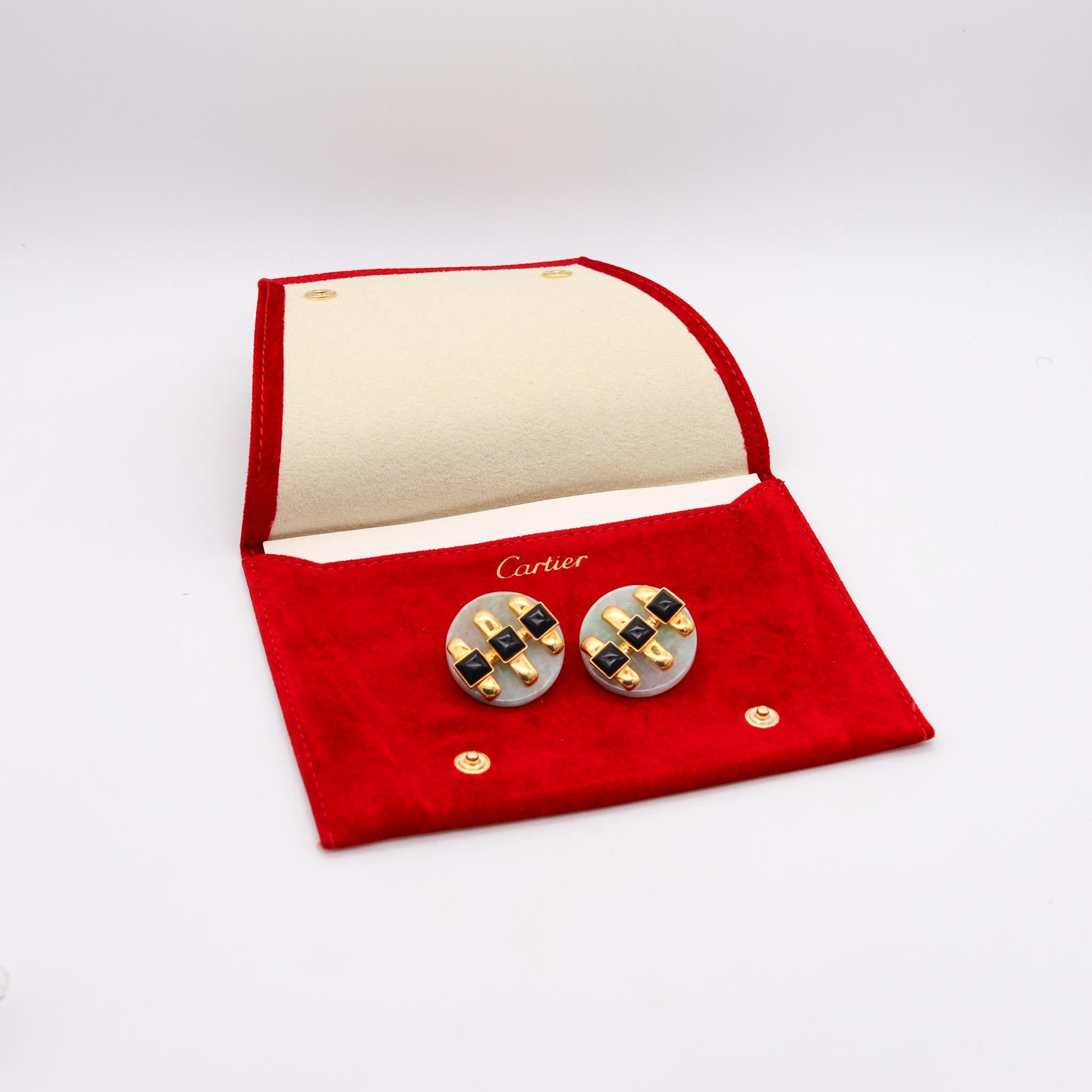 Cartier 1974 Aldo Cipullo-Ohrringe aus 18 Karat Gelbgold mit grüner und schwarzer Jade Damen im Angebot