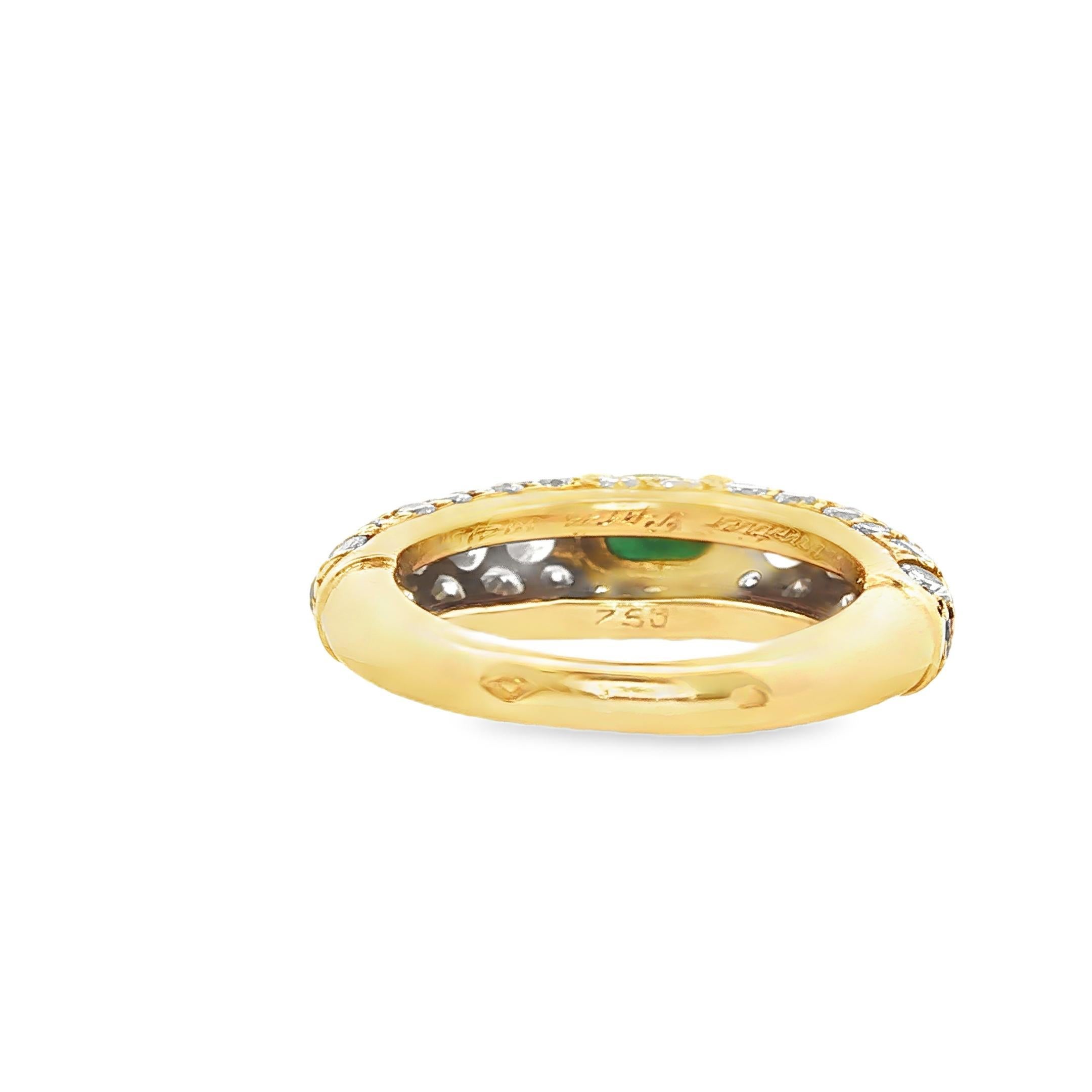 Création vintage intemporelle de Cartier, cette bague des années 1980 met en valeur un luxe raffiné et un design audacieux. Réalisée en or jaune 18 carats, elle présente une émeraude taille cabochon pesant environ 0,81 carat, encadrée par un