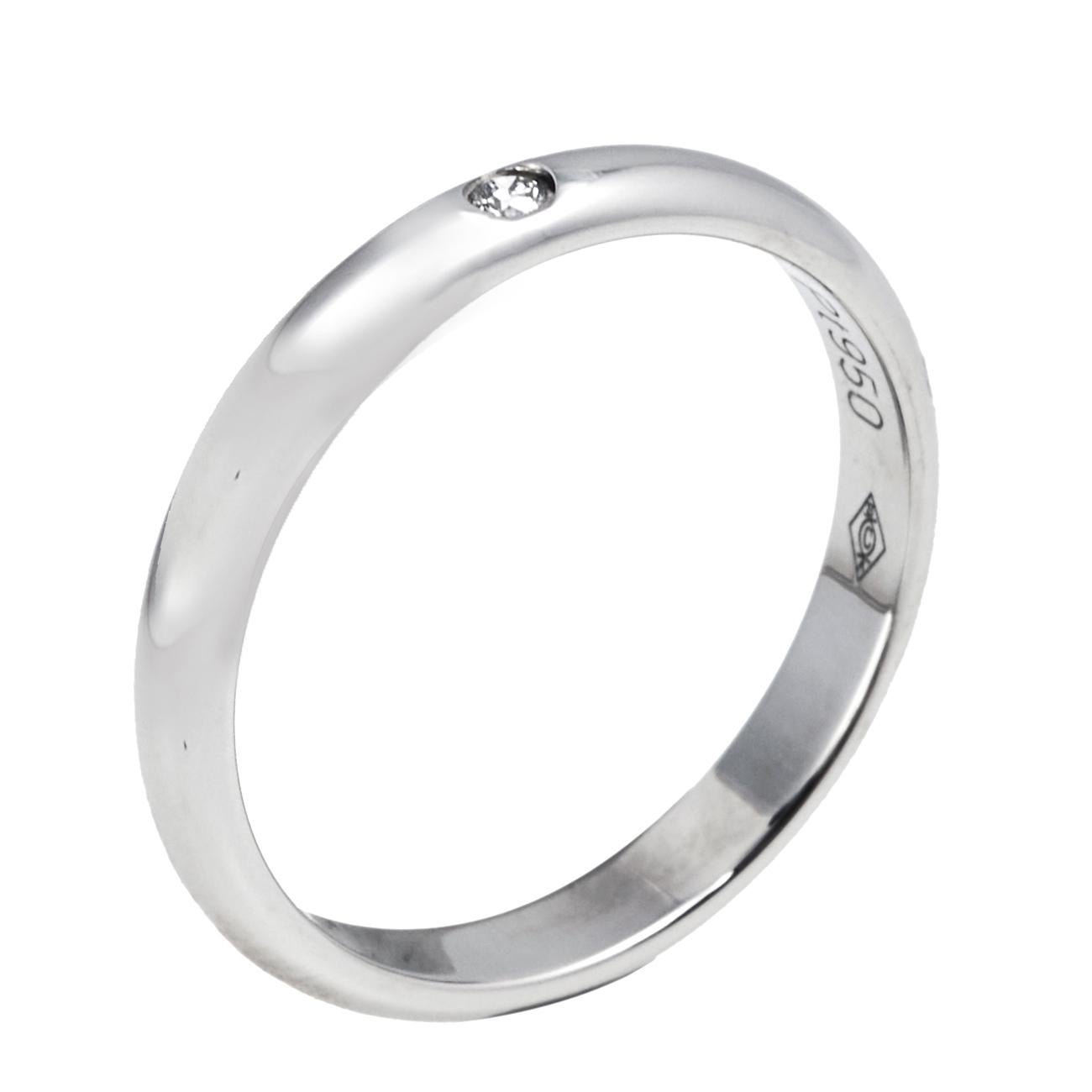 This Cartier 1985 Wedding ring comes in platinum and boasts of a luxurious yet simplistic design approach. The band features a sparkling diamond and the smooth lines give it an exquisite finish. The subtle allure of this piece makes it ideal to be