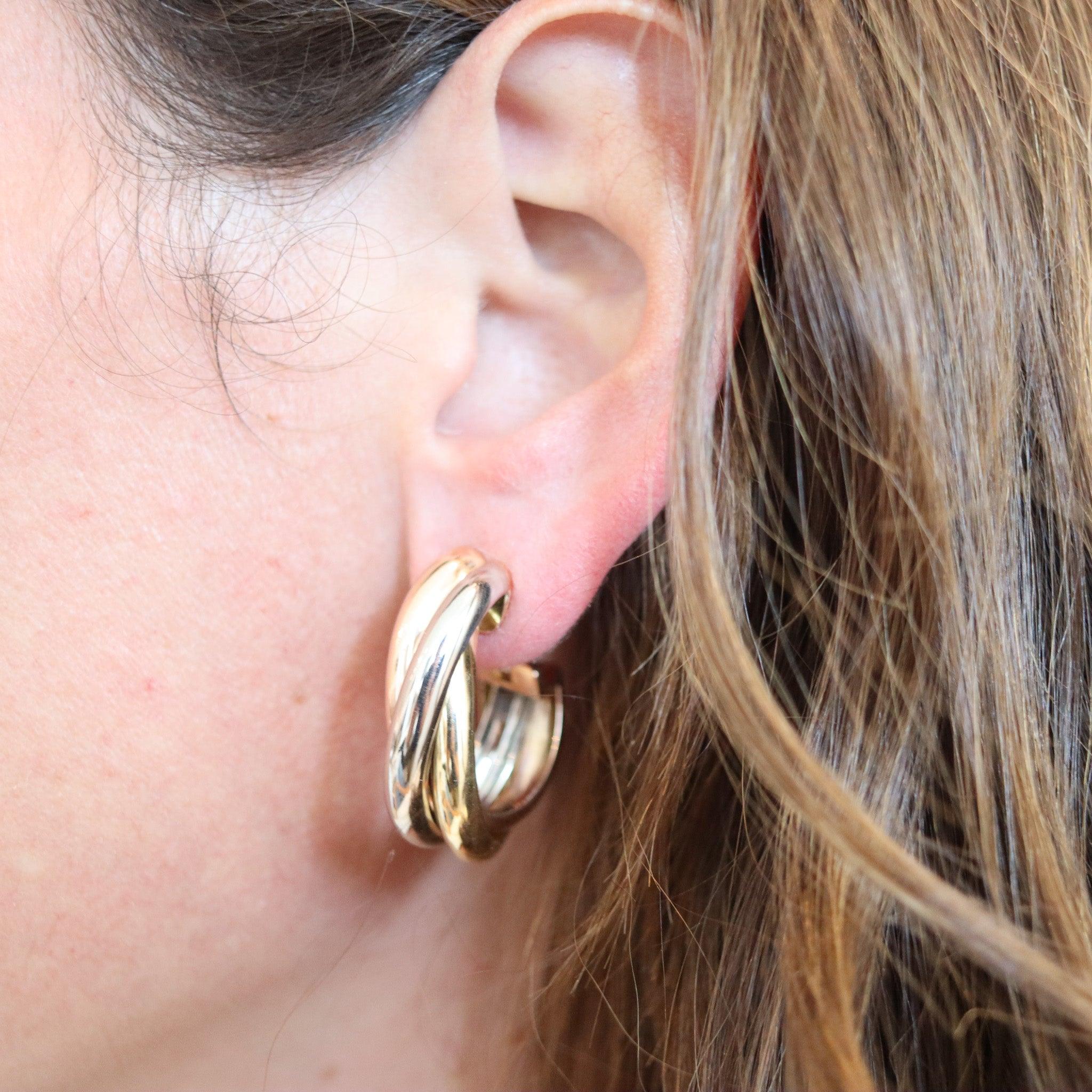 Boucles d'oreilles trinitaires conçues par Cartier.

Voici une magnifique paire de boucles d'oreilles vintage pour tous les jours, créée à Paris en France par la maison de joaillerie Cartier, en 1992. Ces iconiques boucles d'oreilles trinitaires ont