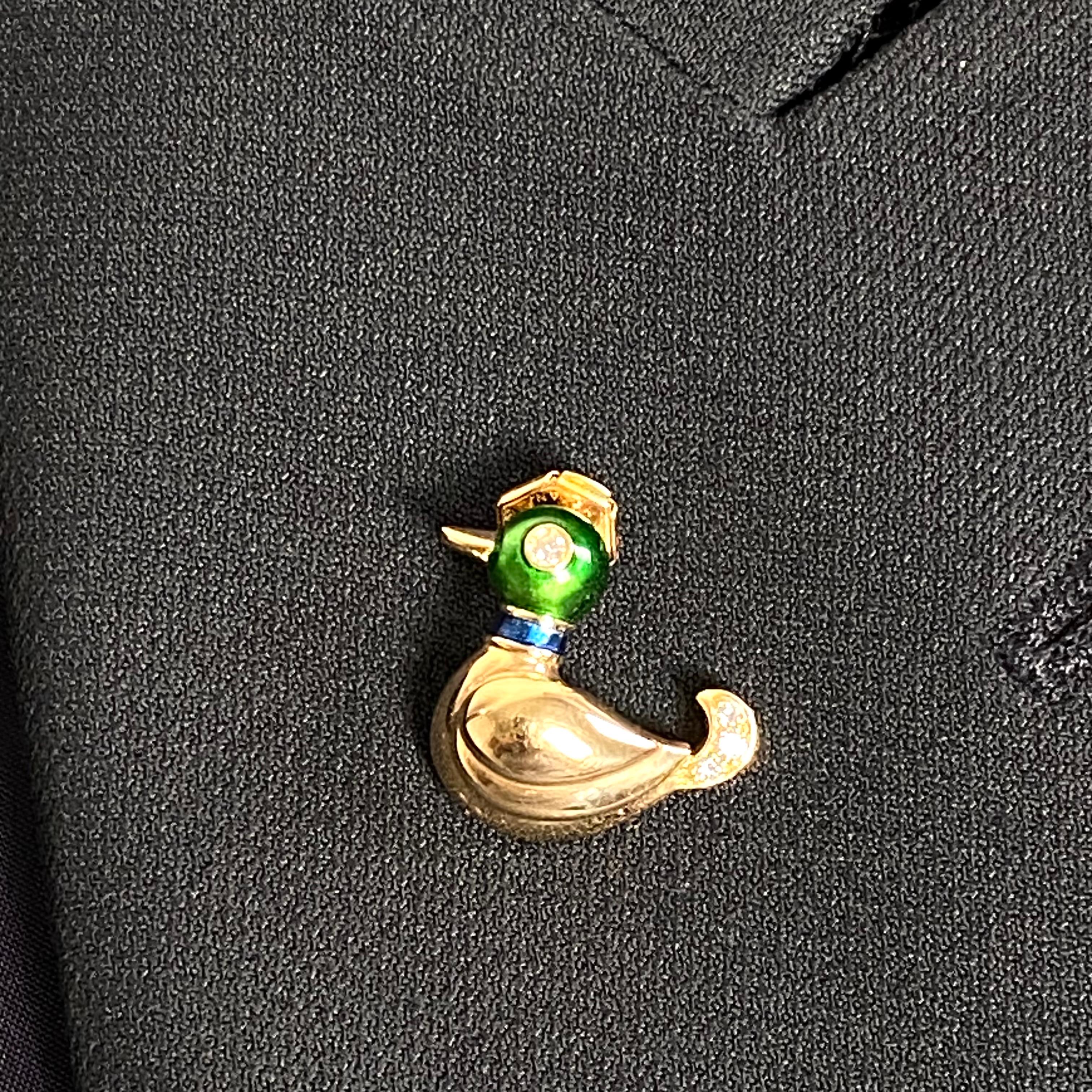 Cartier 1992 Rare 18 Karat Yellow Gold Brooch Depicting Enameled Diamond Duck  In Excellent Condition For Sale In New York, NY