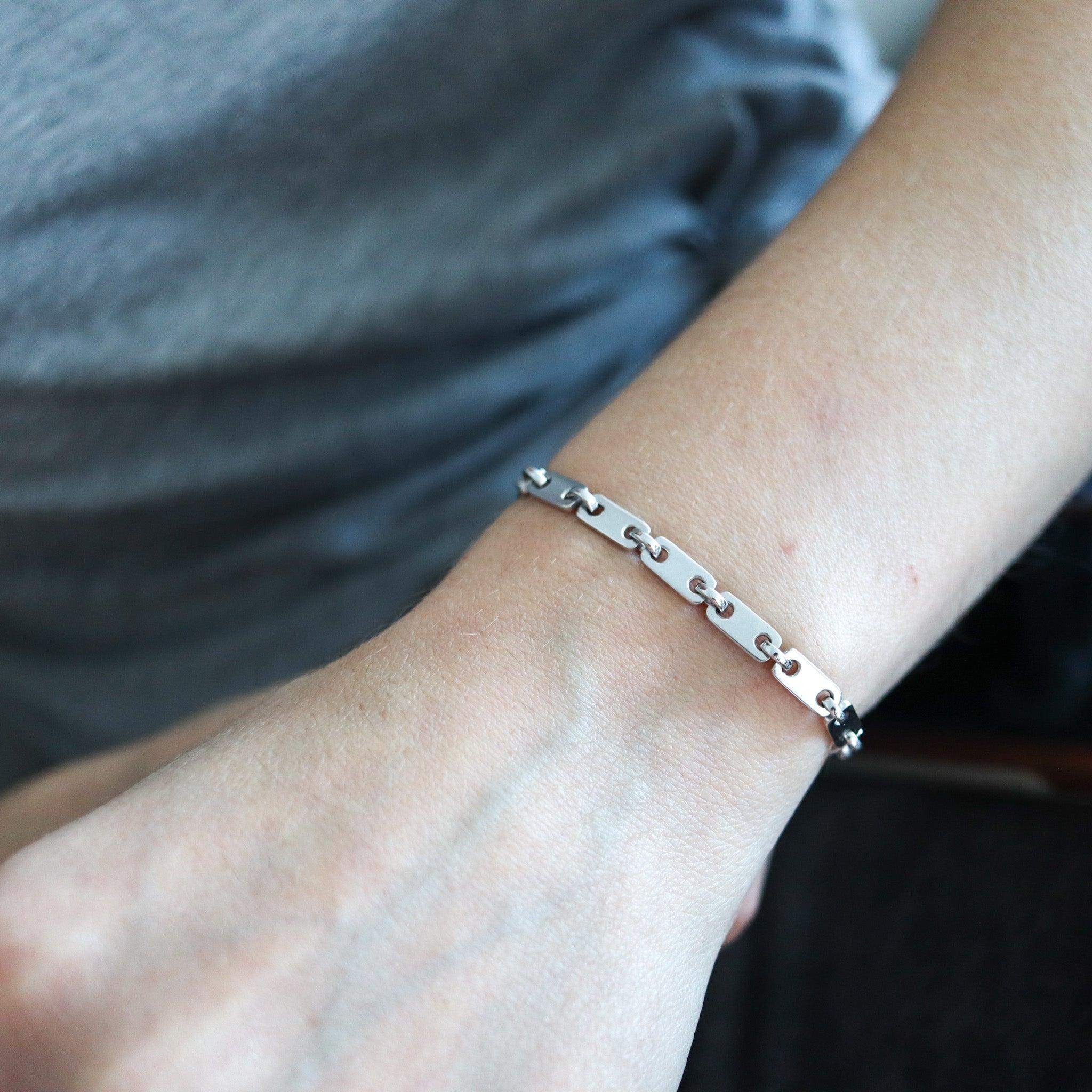 Figaro-Plaquette bracelet designed by Cartier.

This is a very nice figaro-plaquettes bracelet created in Paris France by the jewelry house of Cartier, back in 1997. The design of the primary plaquettes links of this bracelet were originally