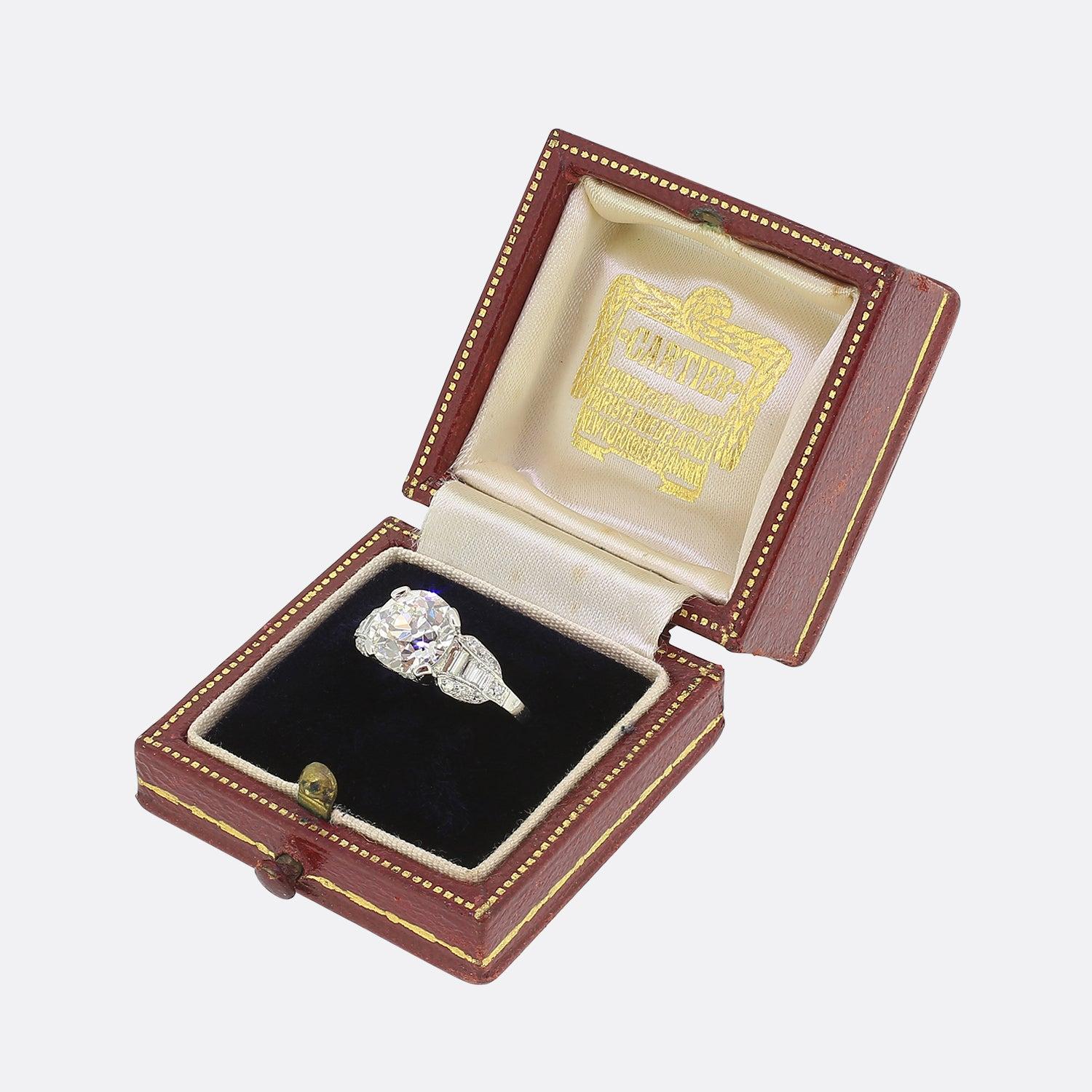 Hier haben wir einen wunderbaren diamantenen Verlobungsring aus dem weltbekannten Schmuckhaus Cartier. Dieses aus Platin gefertigte Schmuckstück aus der Blütezeit des Art déco-Stils zeigt einen einzelnen runden, facettierten Diamanten im