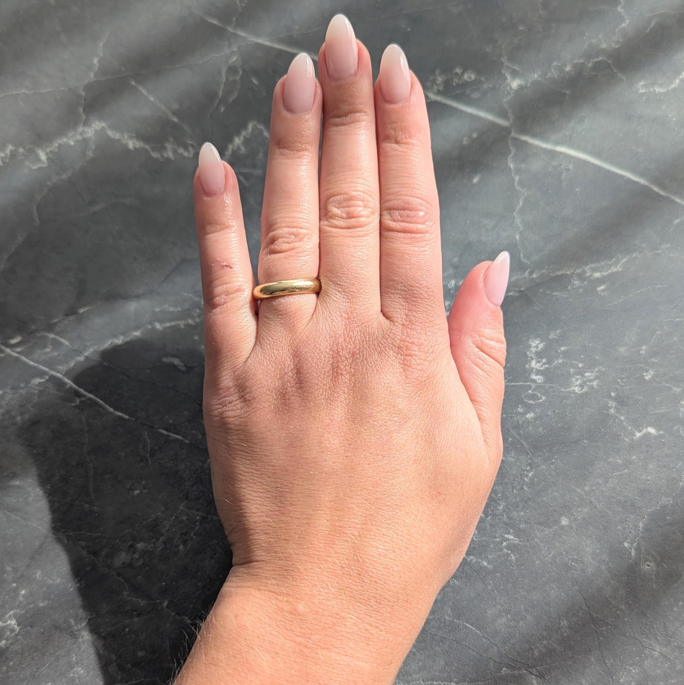 Conçue comme une bague à anneau arrondi
Finition polie
Estampillé pour l'or 18 carats
Numéroté et entièrement signé pour Cartier
Circa : 2000s
Taille de la bague : 5 1/4 et assez grande - inscrite avec la taille 50 de Cartier
Mesure du nord au sud