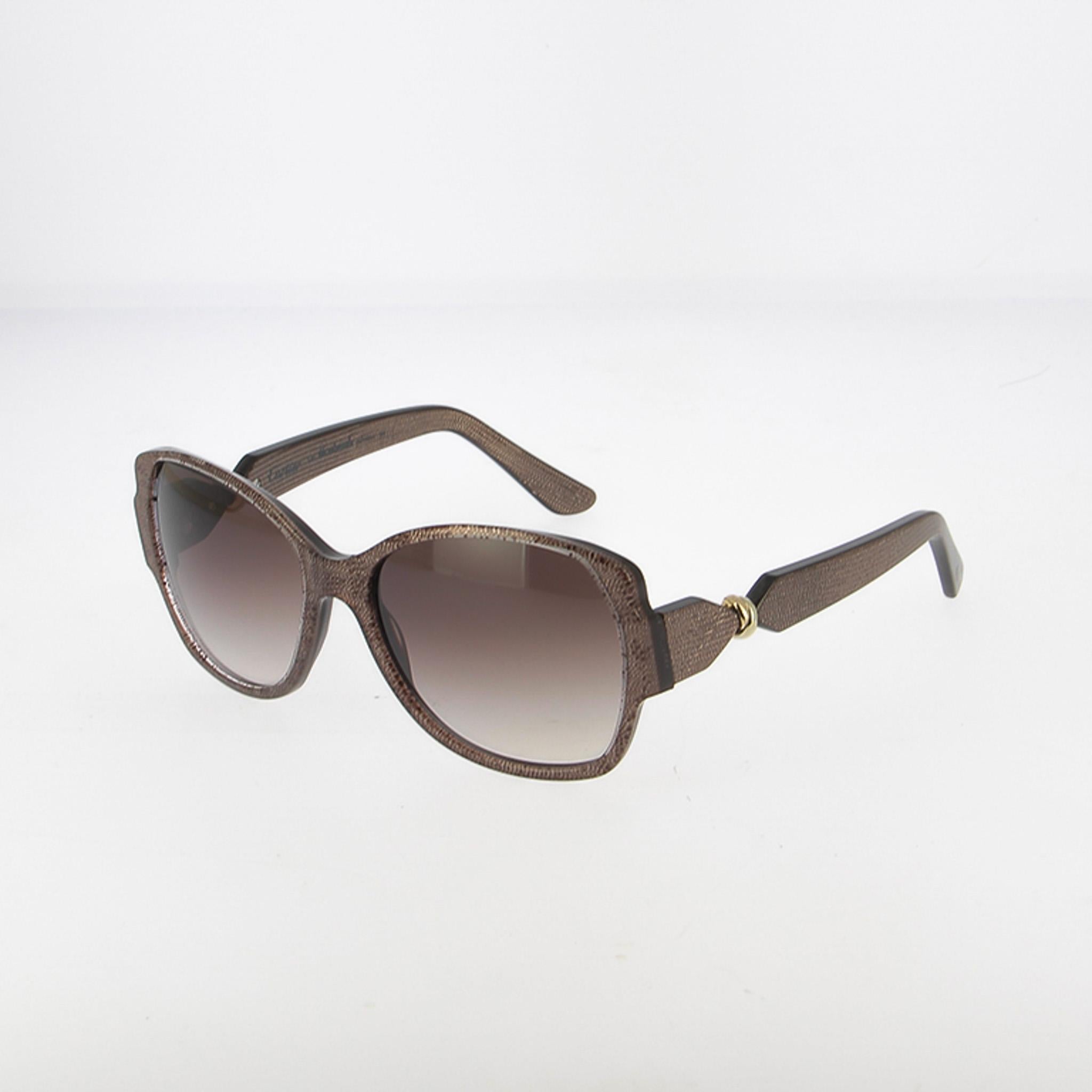 Discover this stunning acetate frame by Cartier, a creation that beautifully combines timeless elegance with exceptional craftsmanship. Handmade in France, it reflects the Maison’s unique savoir-faire and its meticulous attention to every