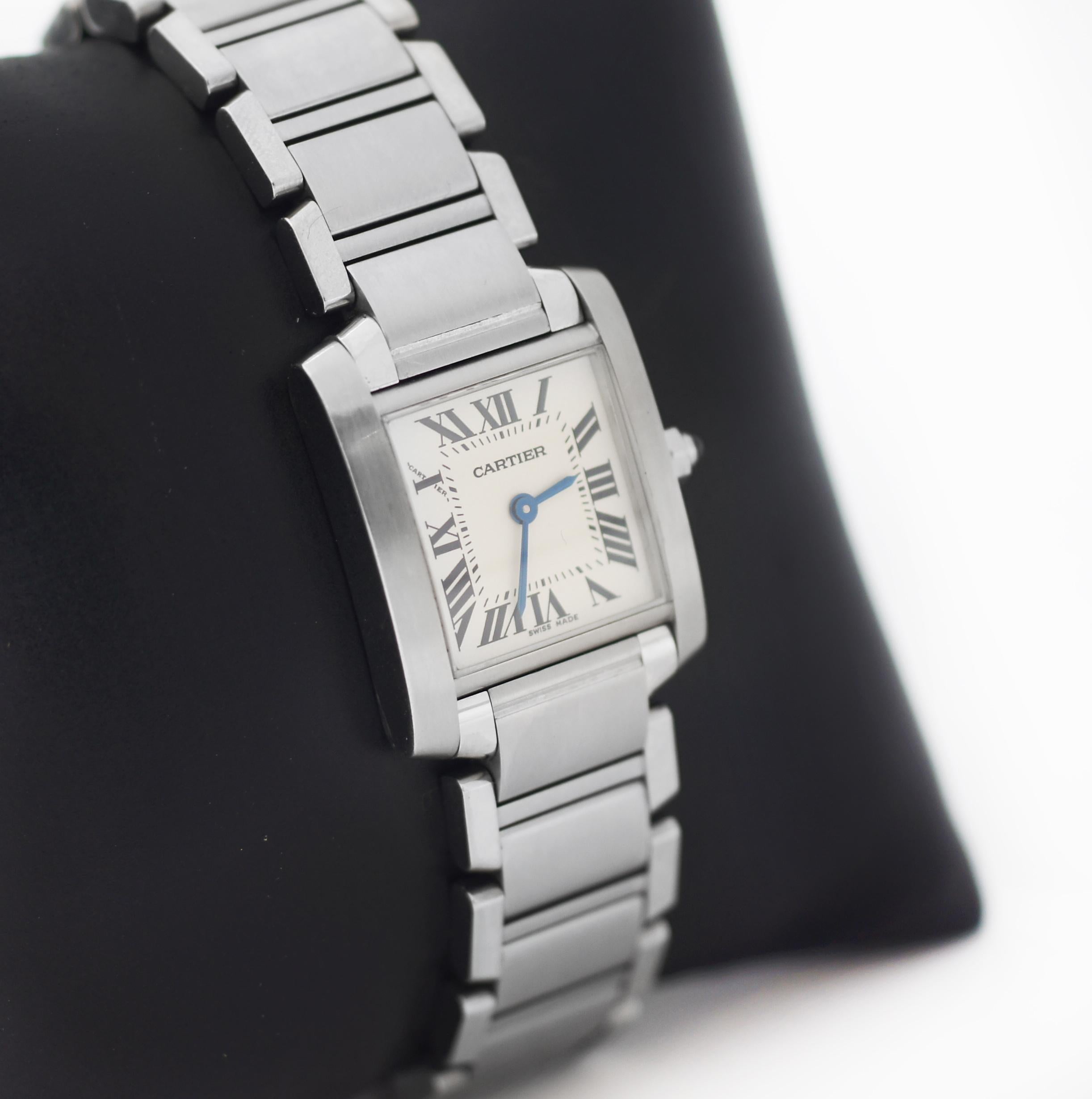 Die Cartier-Uhr zeichnet sich durch handwerkliches Geschick und schlichten Charme aus. Sie wurde sorgfältig konstruiert, um die Zeit auf elegante Weise anzuzeigen, und wird in einem robusten Gehäuse geliefert, das eine nahtlose Mischung aus