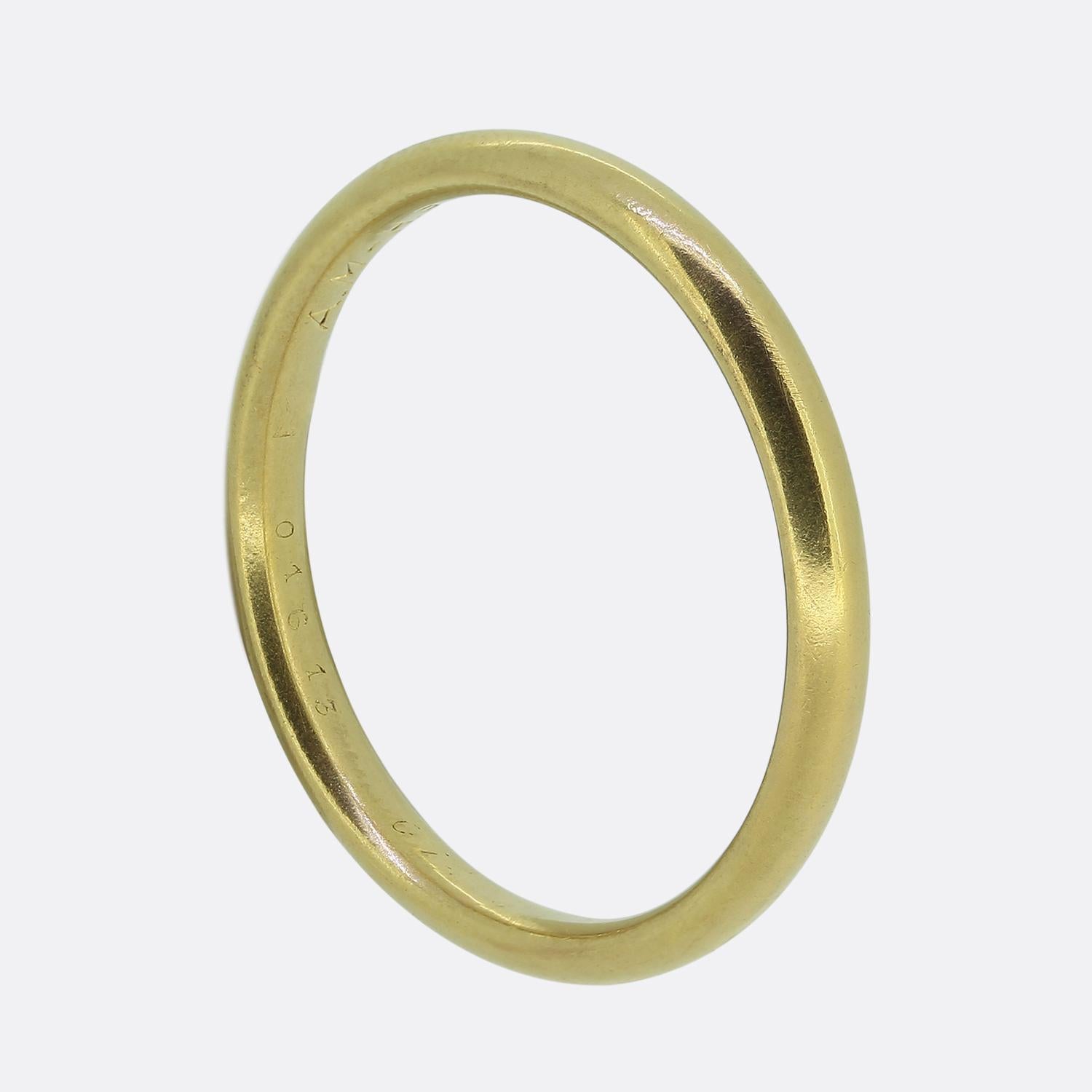 Hier haben wir einen klassischen Ehering aus 18 Karat Gelbgold aus dem weltbekannten Luxusschmuckhaus Cartier. Dieses minimalistische Stück bietet einen raffinierten und anspruchsvollen Look mit einer glatten Oberfläche.

Zustand: Gebraucht (Sehr