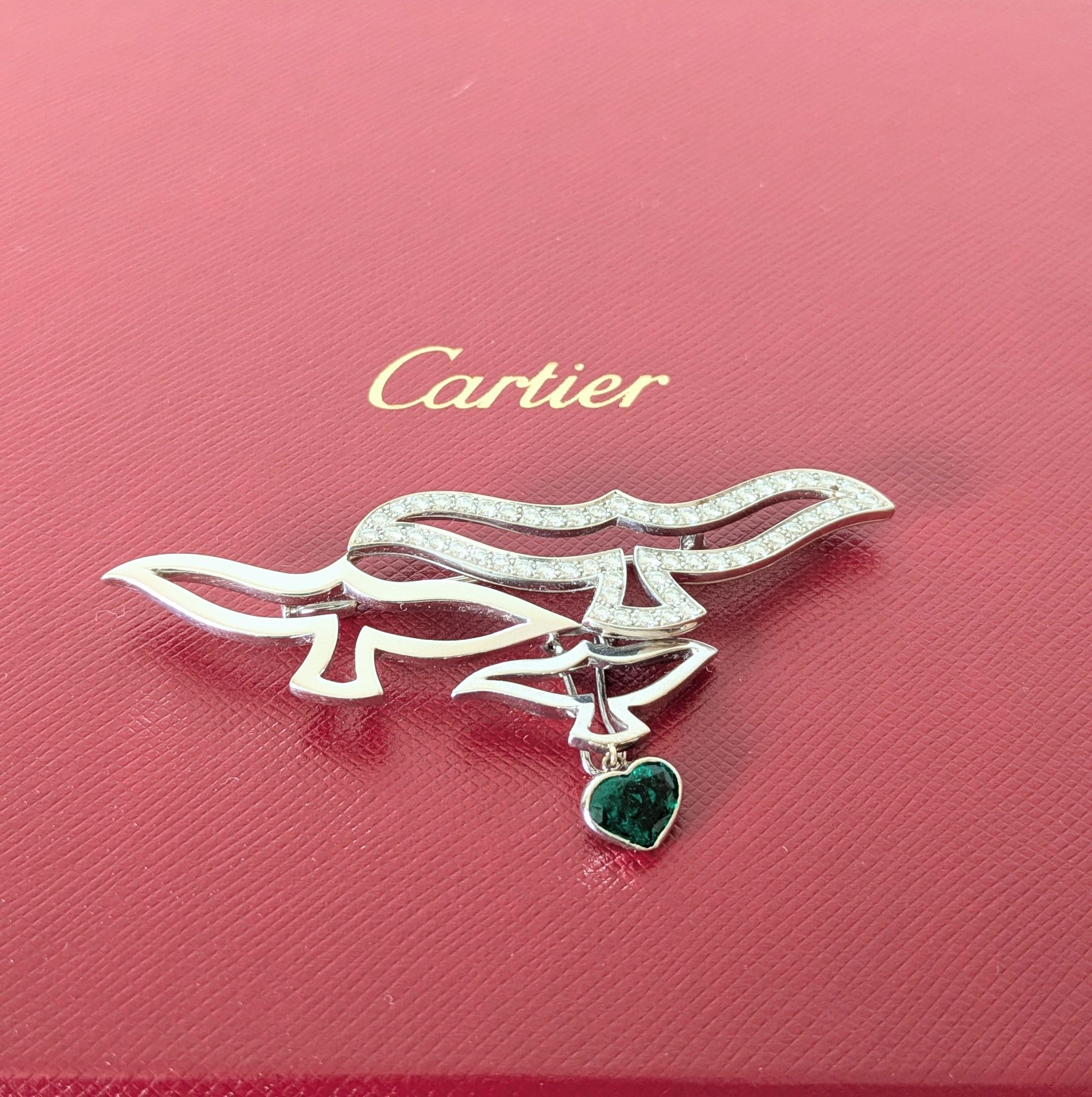 Spilla Cartier con ciondolo a forma di 3 uccelli in oro bianco 18 ct. 
smeraldo extra a forma di cuore
Con 60 diamanti rotondi a taglio brillante VVS1 e colore E,  2,50ct
Misure: 72x 34 cm / 2 3/4