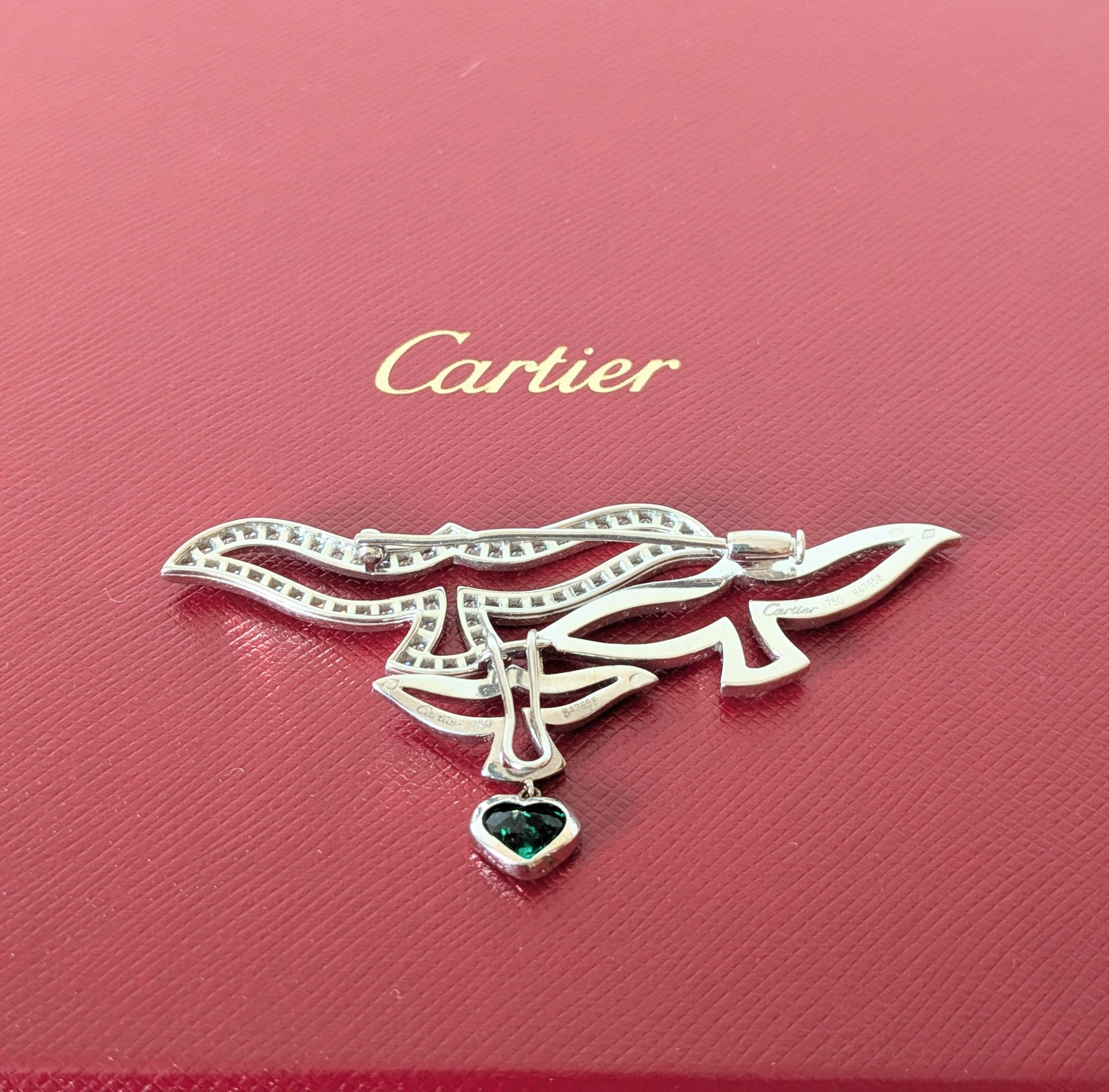 Contemporaneo Spilla Cartier con ciondolo a forma di 3 uccelli in oro bianco 18 carati e smeraldo extra a forma di cuore in vendita