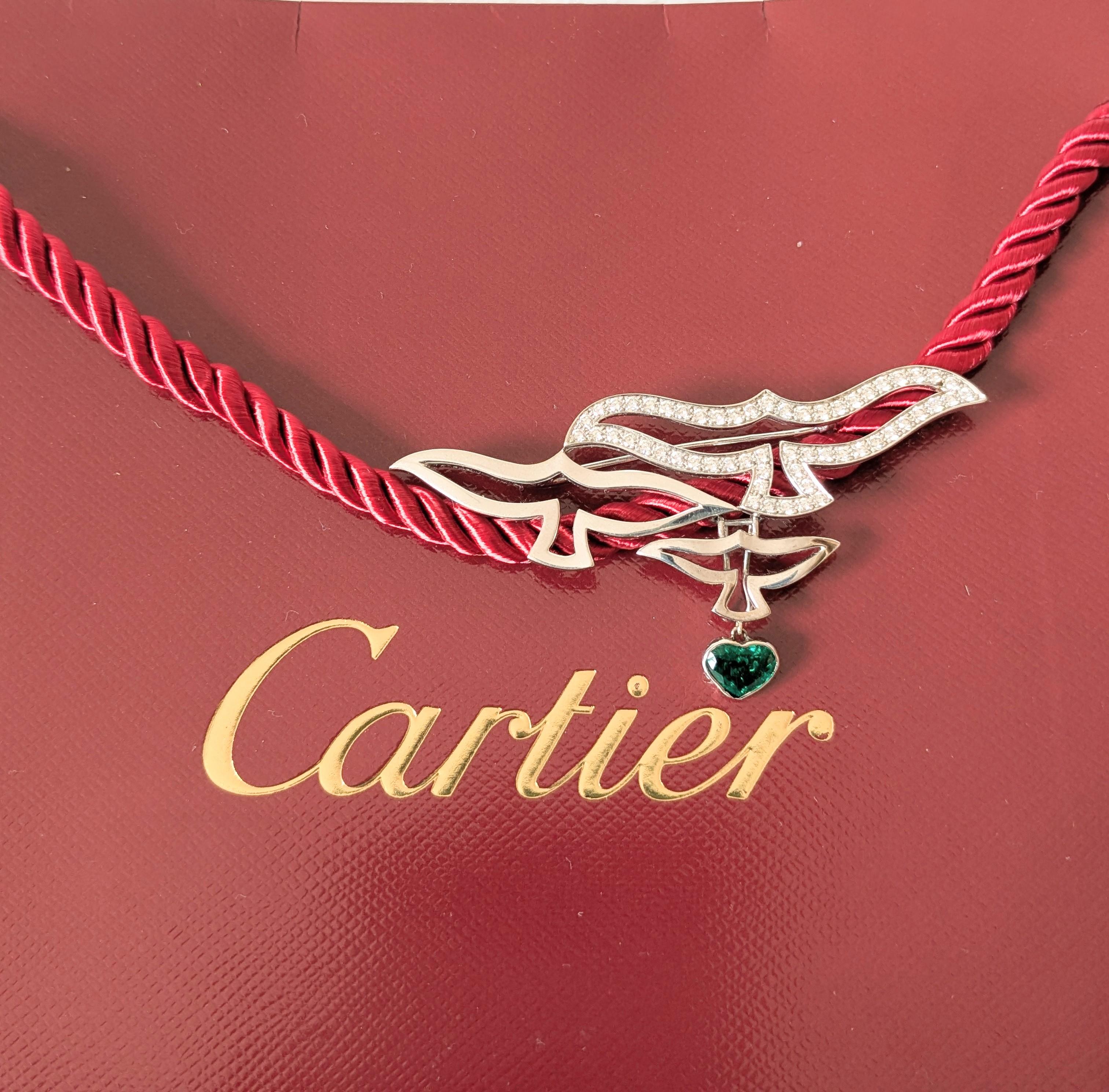 da uomo o donna Spilla Cartier con ciondolo a forma di 3 uccelli in oro bianco 18 carati e smeraldo extra a forma di cuore in vendita