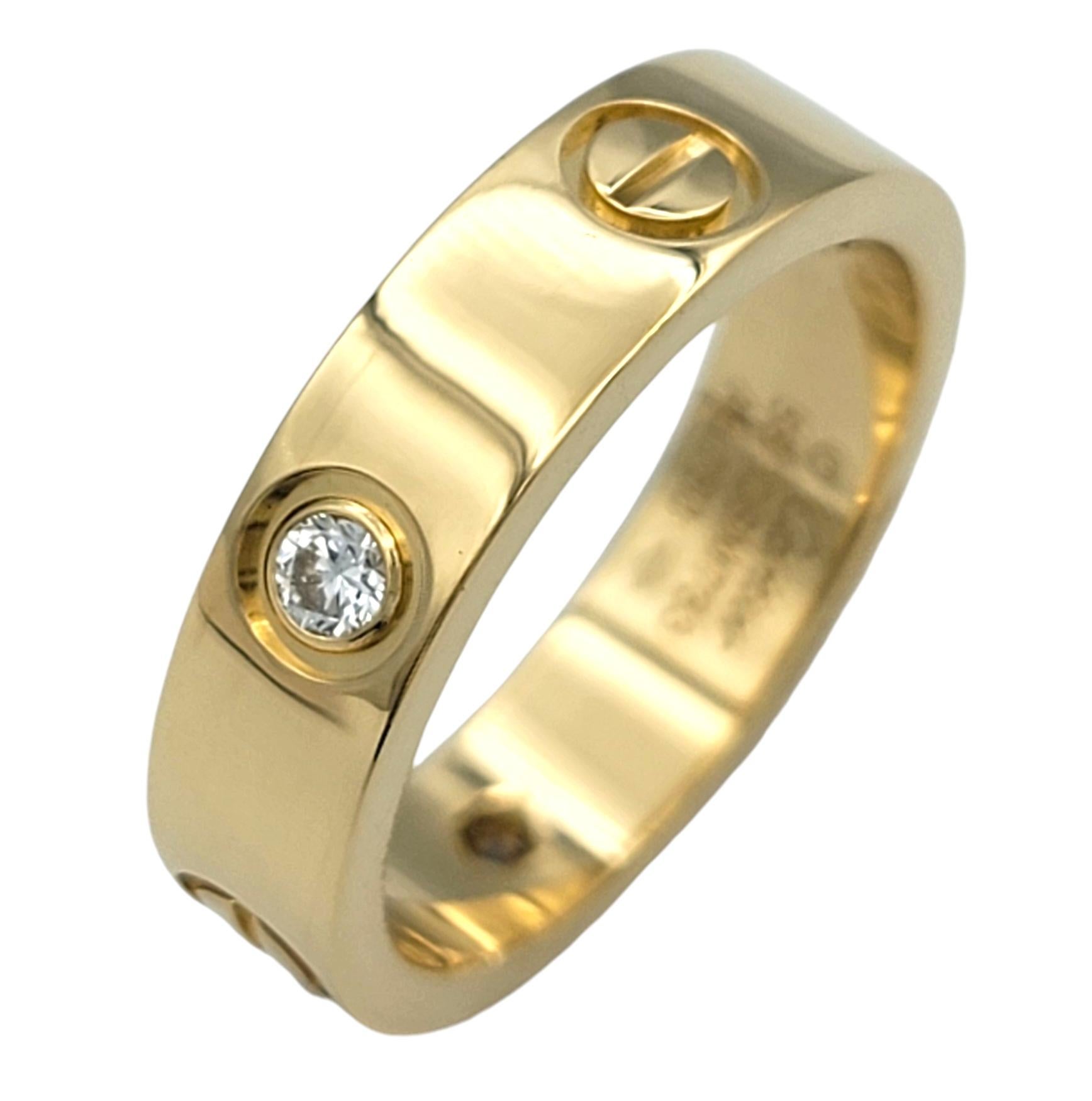 Taglia: 58 o 8,25 US

L'eleganza senza tempo incontra un design iconico in questo anello Cartier Love, un vero simbolo di devozione eterna. Realizzato in radioso oro giallo 18 carati, questo squisito bracciale è impreziosito da tre diamanti