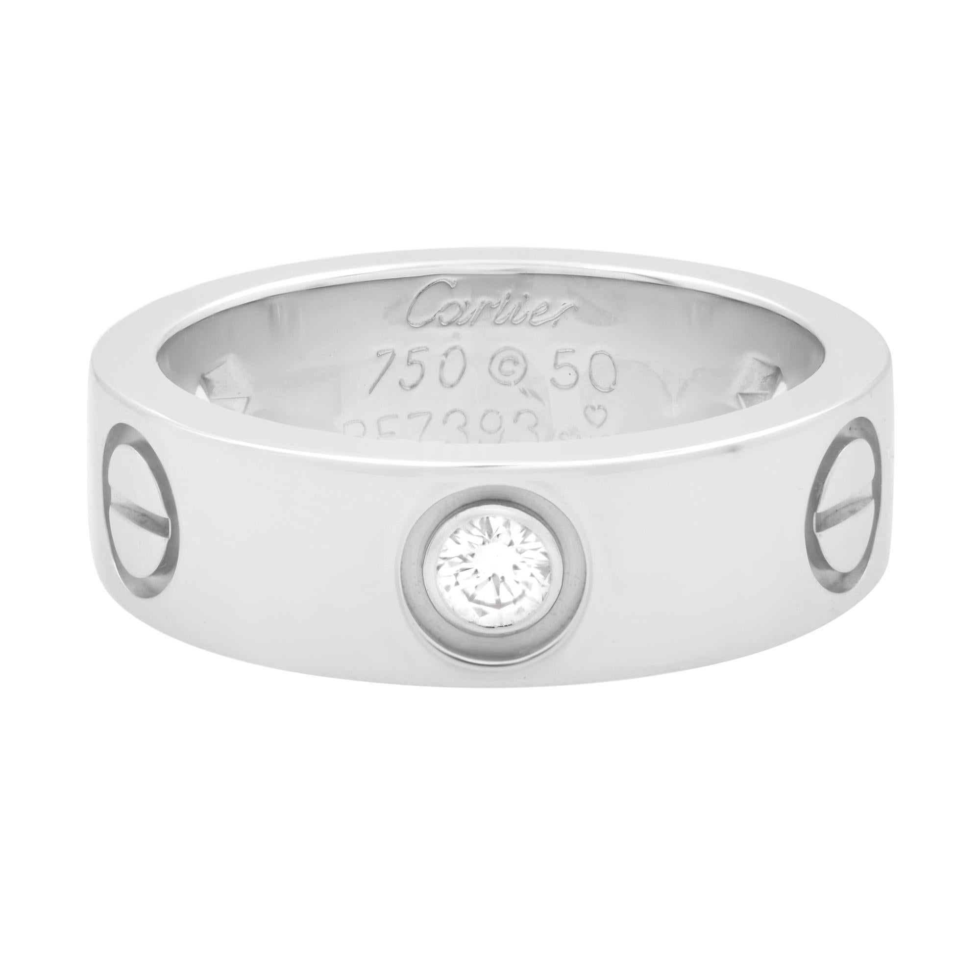Anillo Cartier Love de oro blanco de 18 quilates, engastado con 3 diamantes talla brillante. Peso total en quilates del diamante: 0,22. Anchura: 5,5 mm. Anillo talla 50 US 5.5. Modelo antiguo. Gran condición. Viene con caja. Sin papeleo. 
