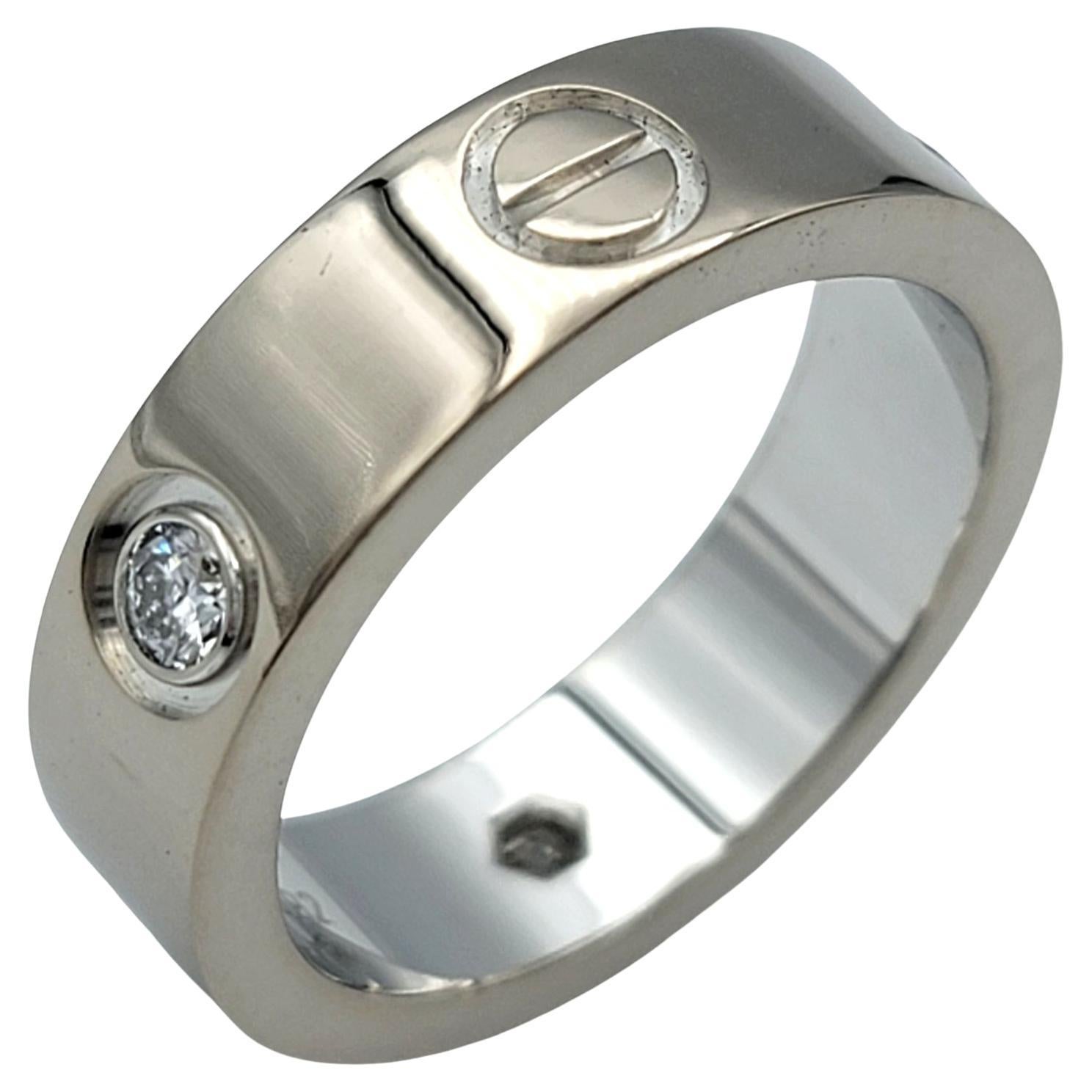 Ring Größe: 52 EU / 6 US

Zelebrieren Sie die zeitlose Liebe mit dem Ring Love von Cartier, der sorgfältig aus leuchtendem 18-karätigem Weißgold gefertigt ist. Dieses elegante und raffinierte Design wird durch drei Brillanten hervorgehoben, die in