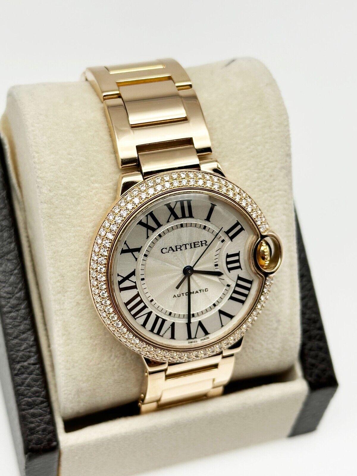 Stilnummer: 3003



Jahr: 2007

 

Modell: Ballon Bleu

 

MATERIAL des Gehäuses: 18K Rose Gold

 

Band: 18K Rose Gold

 

Lünette: Fabrik Diamant Lünette

 

Zifferblatt: Silbernes Guillochiertes Zifferblatt

 

Gesicht: Saphirglas

