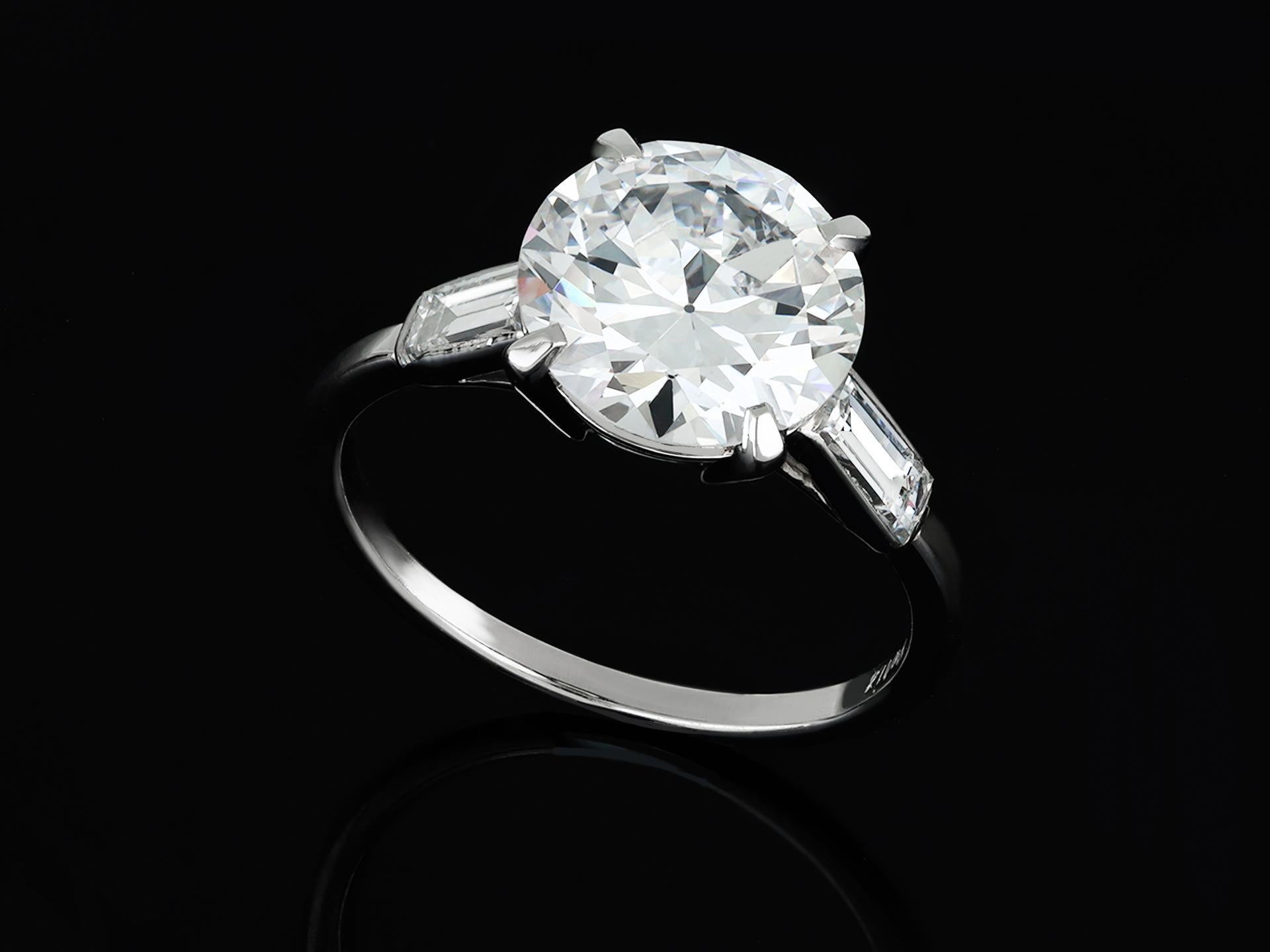 Cartier 3.27 carat Solitaire Diamond Platinum Engagement Ring In Good Condition For Sale In London, GB